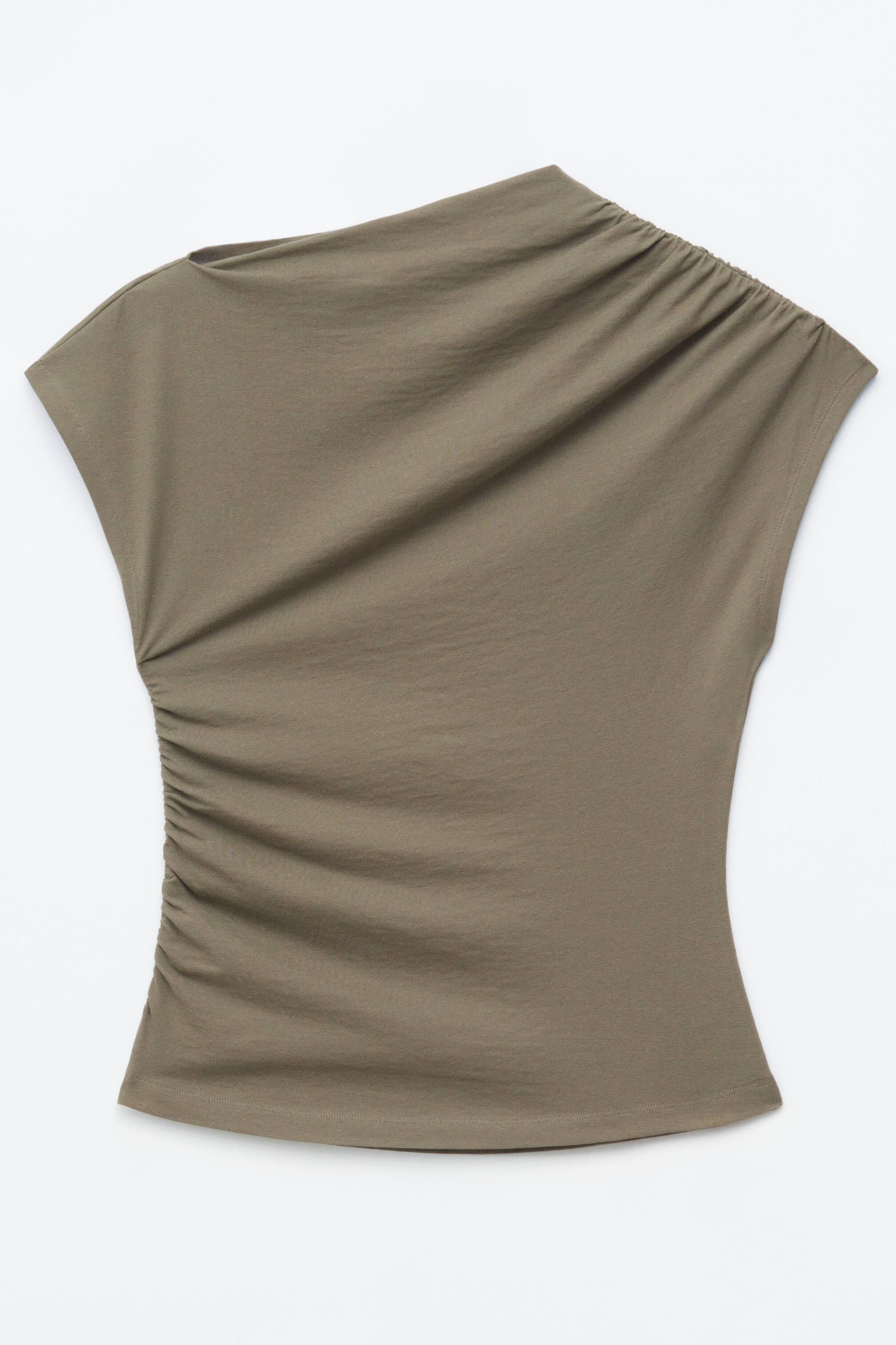 Grotere afbeelding bekijken: Een olijfgroen topje met kapmouwen toont zijn voorkant met een slanke pasvorm en een gedrapeerd effect. Plooien beginnen vanaf de linkerzijde van de asymmetrische halslijn van de drager, strekken zich uit over de voorkant naar de rechterzijde van de drager en lopen verder langs de rechter zijnaad.