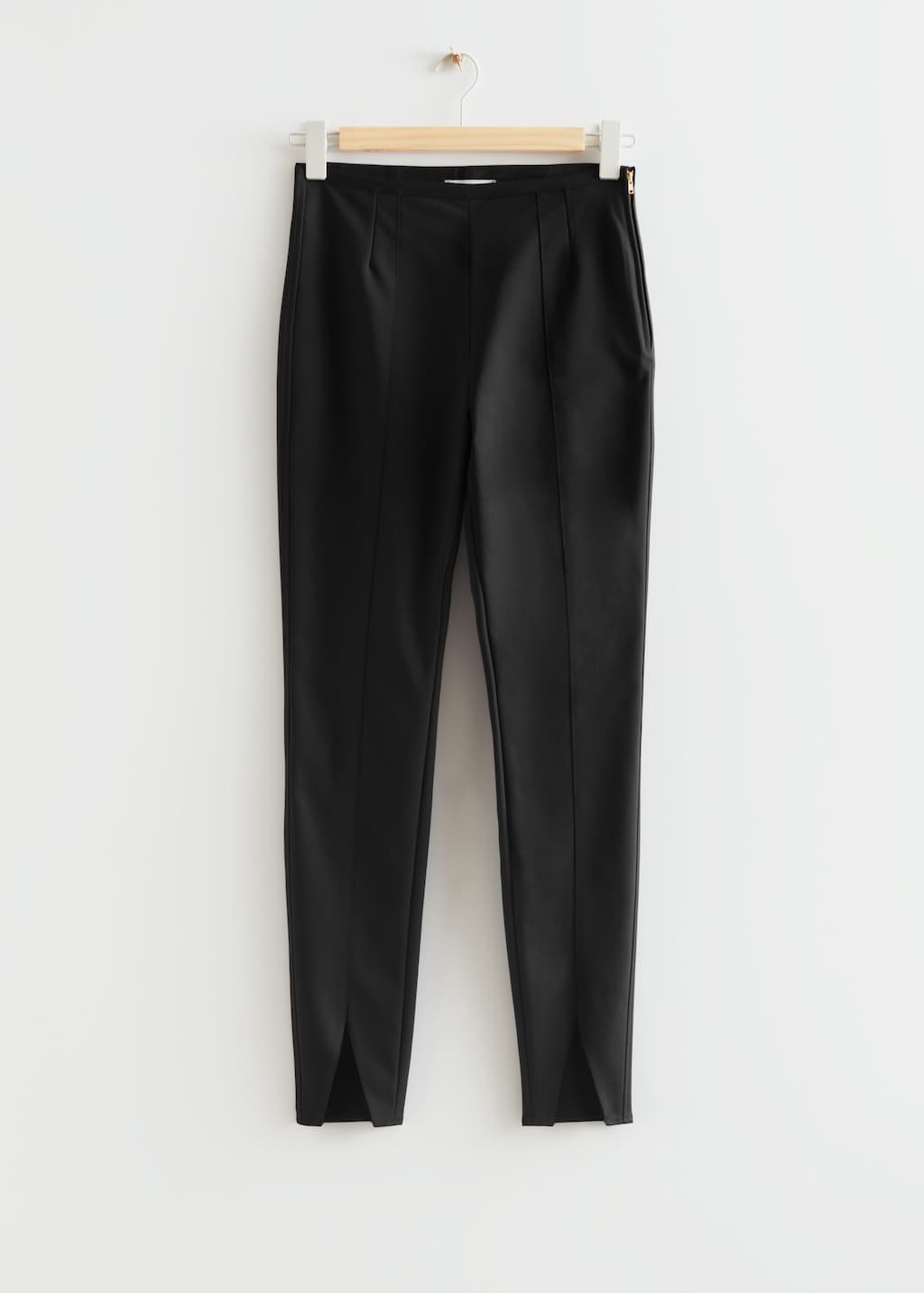 Smala byxor med slits – Svart – stilleben