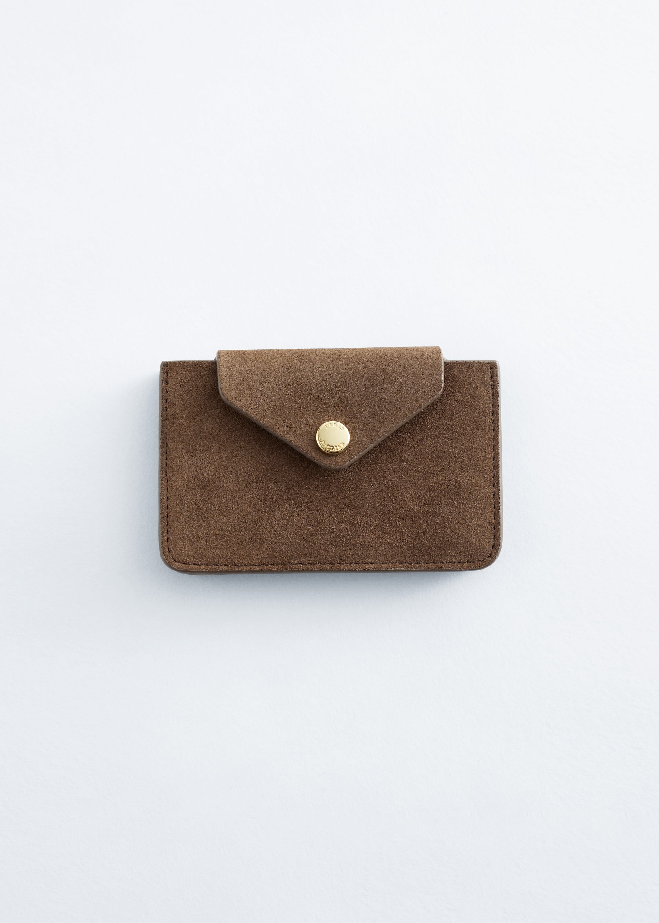Agrandir l'image: Porte-cartes en cuir : Un porte-cartes en daim brun est présenté de face, à plat, avec un rabat de style enveloppe sécurisé par un bouton-pression rond de couleur dorée, et ses bords sont détaillés avec des coutures visibles.