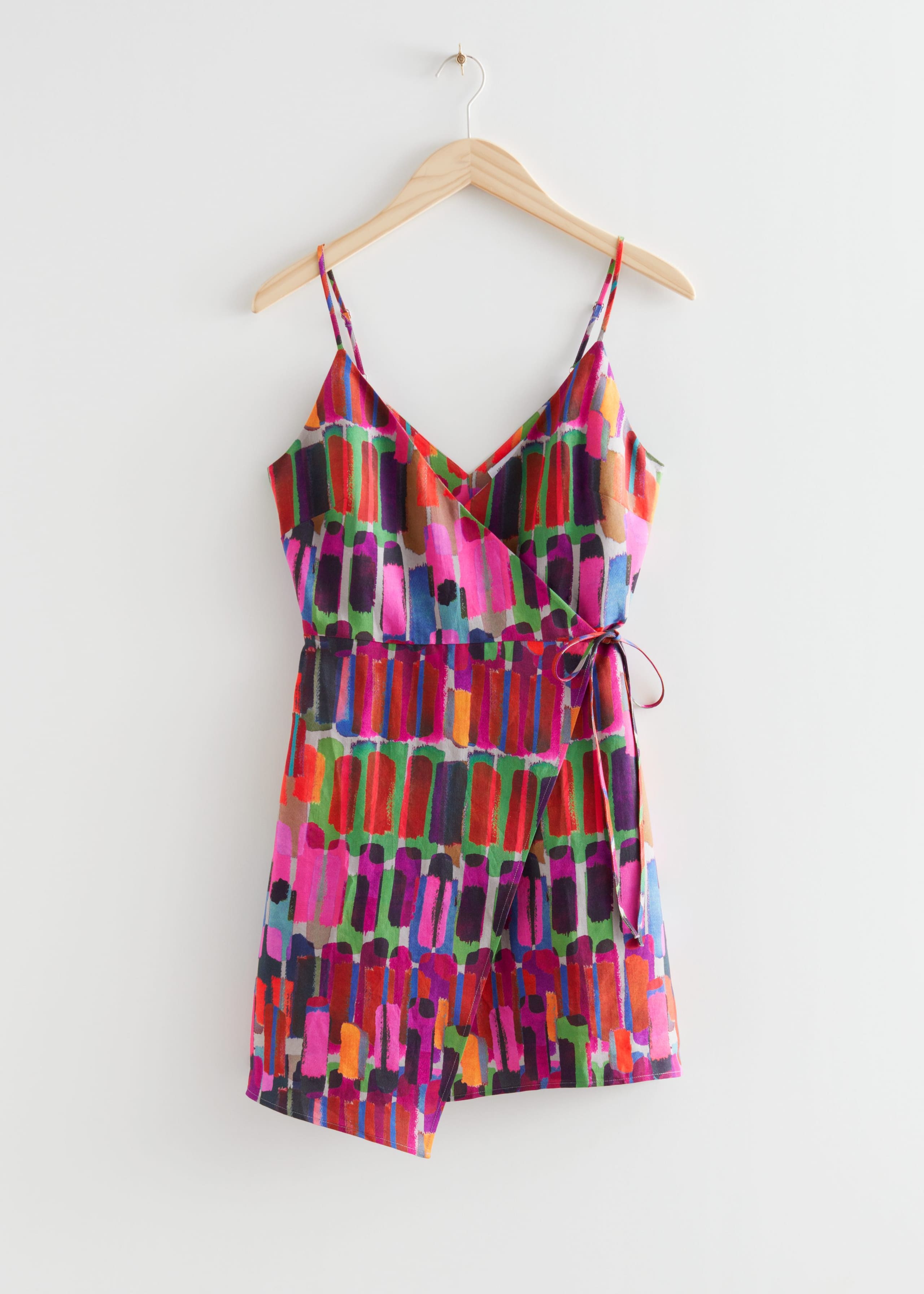 Omlottklänning med axelband – Rosa/Lila/Röd – stilleben