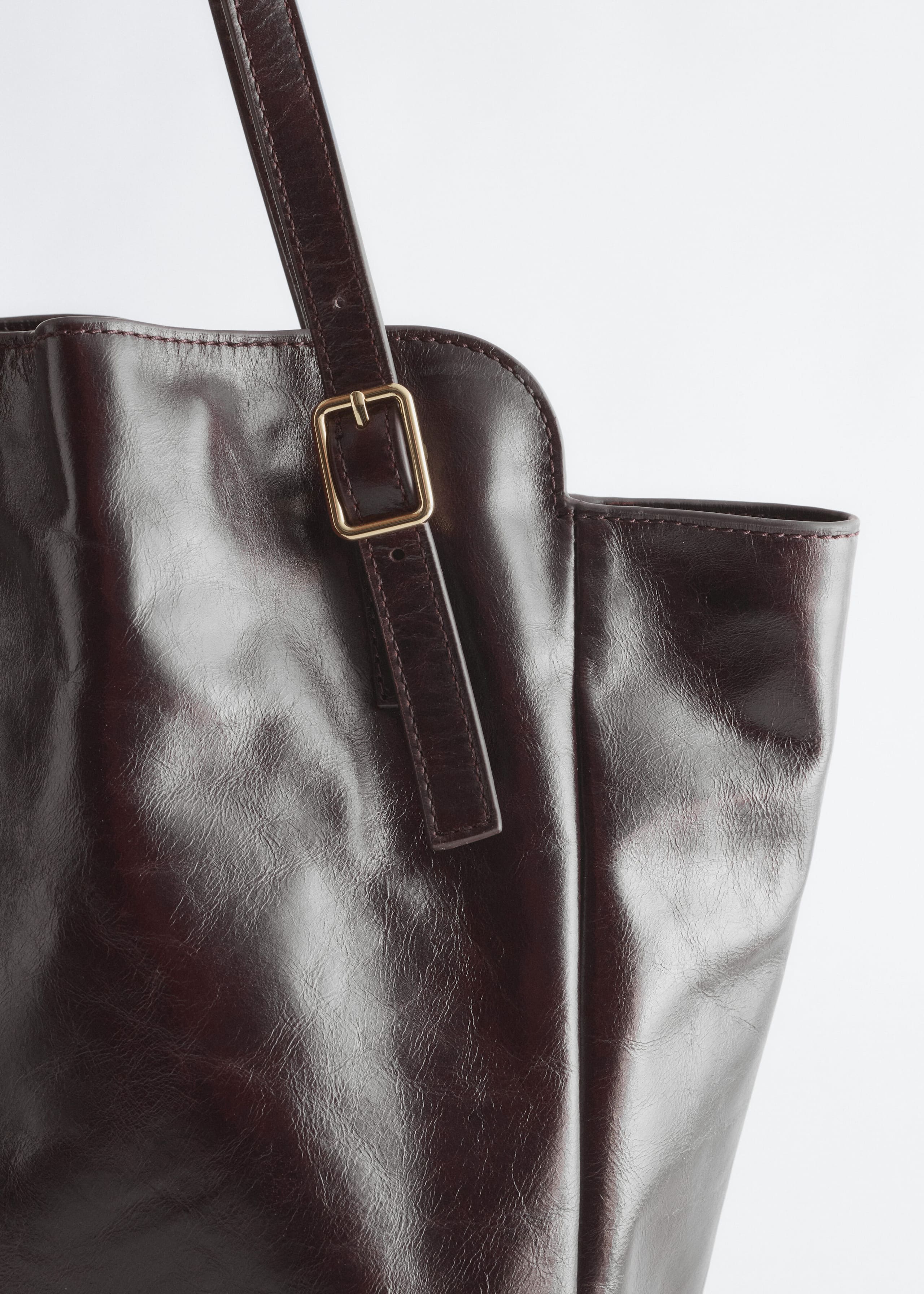 Tote bag en cuir avec bandoulières à boucles - Dark Brown - Still Life