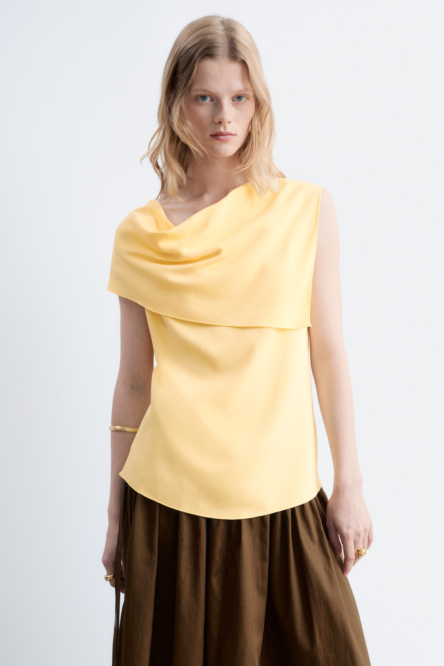 Top sem mangas com detalhe de lenço - Amarelo claro - 1