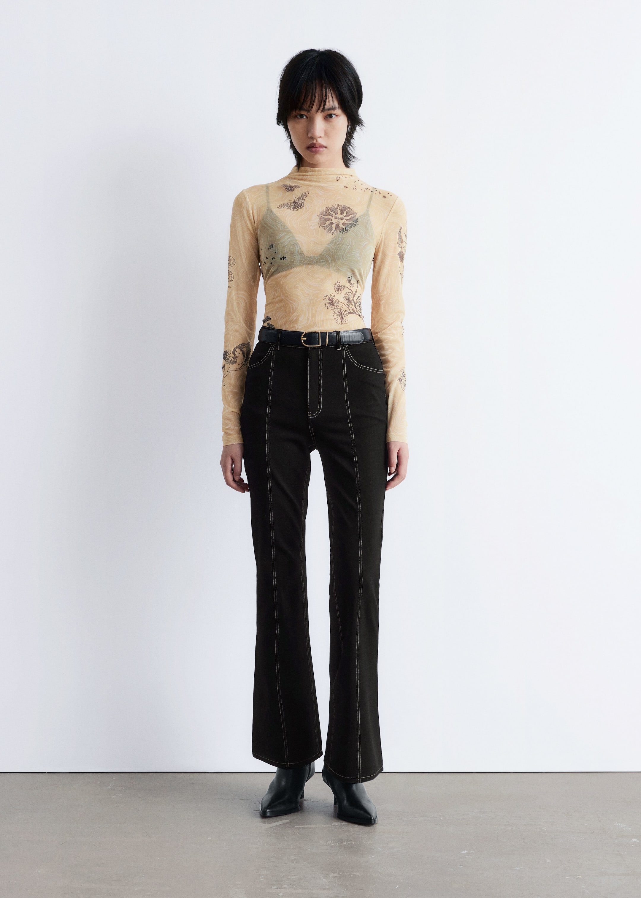Grösseres Bild ansehen: Oberteil mit Stehkragen - Beige bedruckt - DAMEN | H&M CH 2