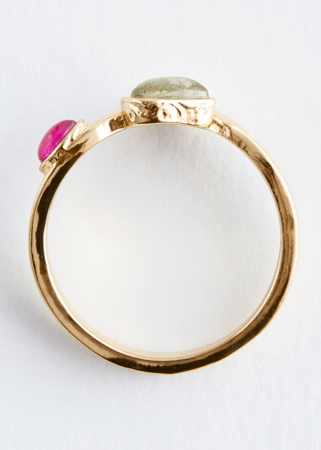 Image of Räfflad ring med stenar
