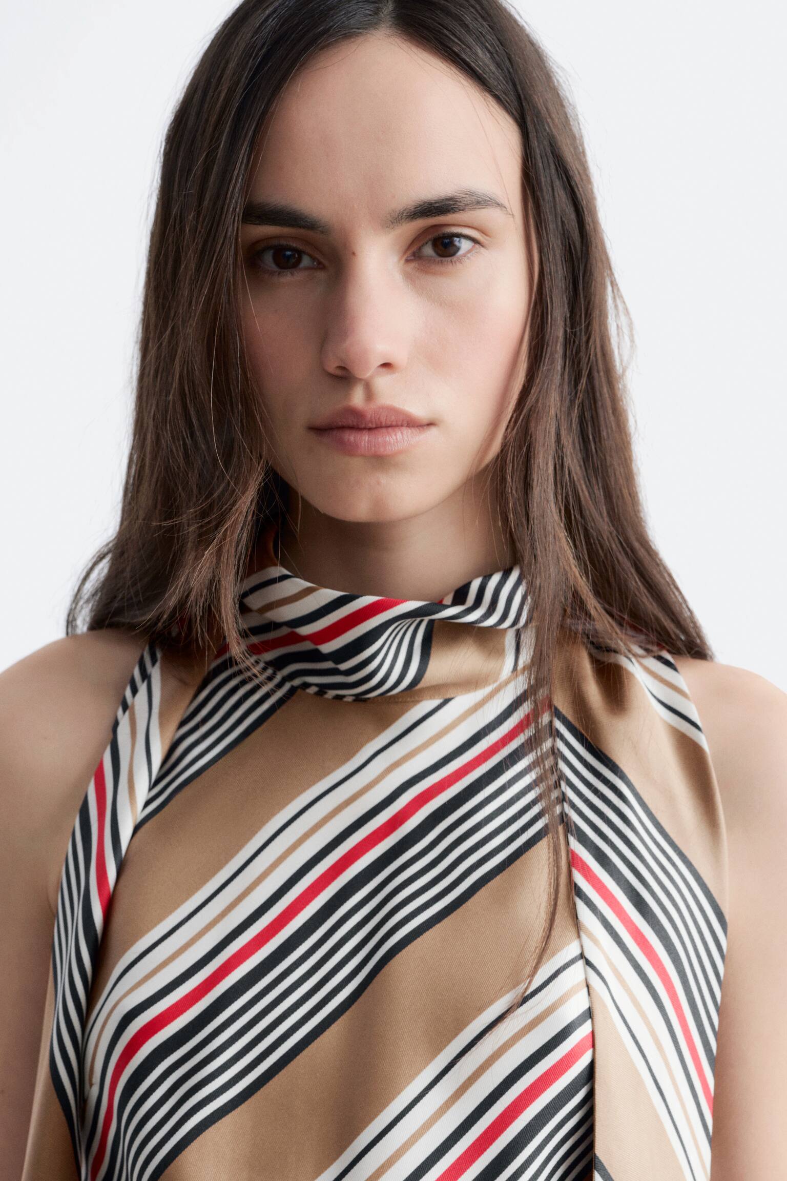 Top de seda con cuello de pañuelo - Beige/Rayas/Rojo/Estampado a cuadros - 4