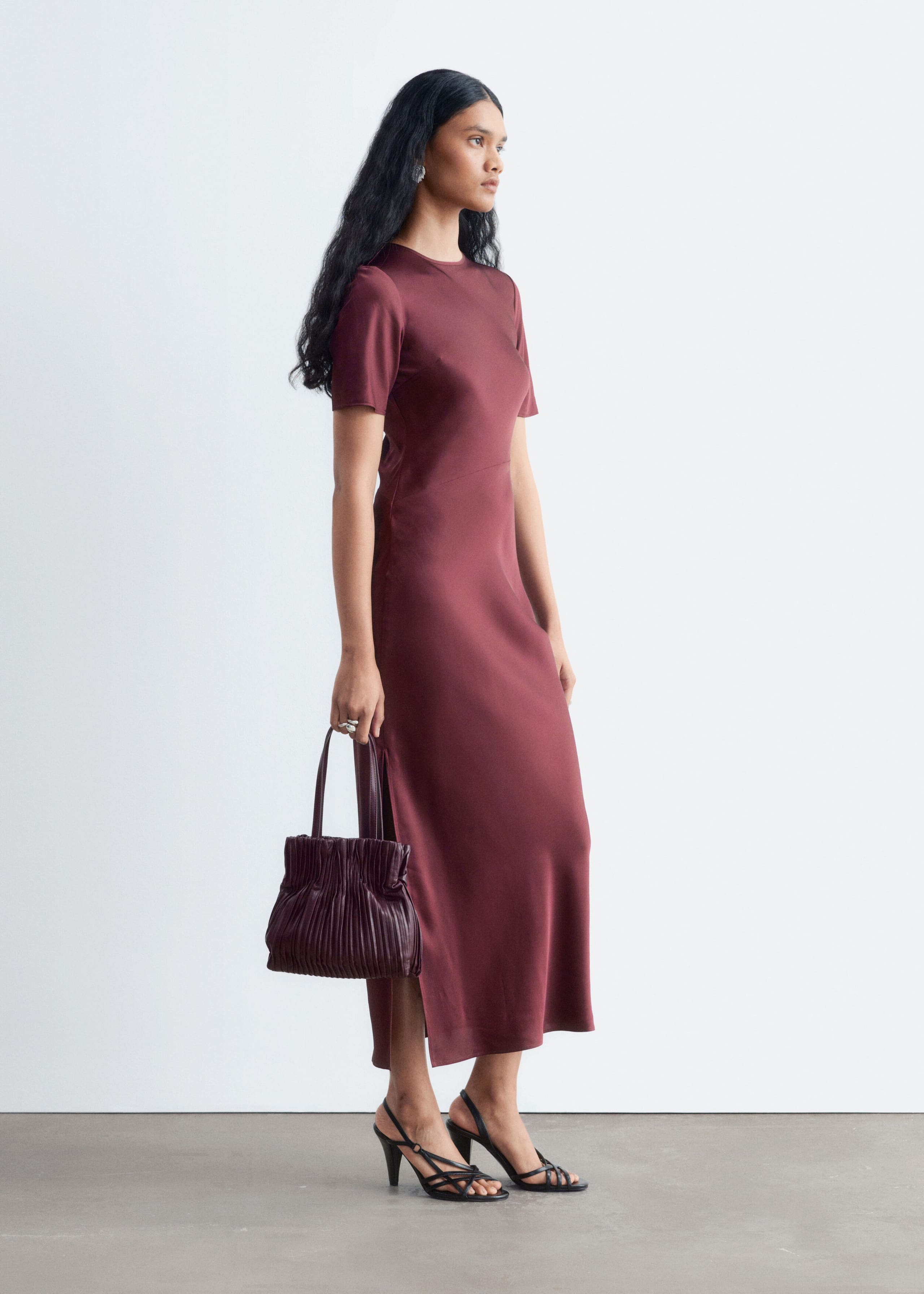 Langes Kleid mit kurzen Ärmeln - Dunkelbraun - Lookbook