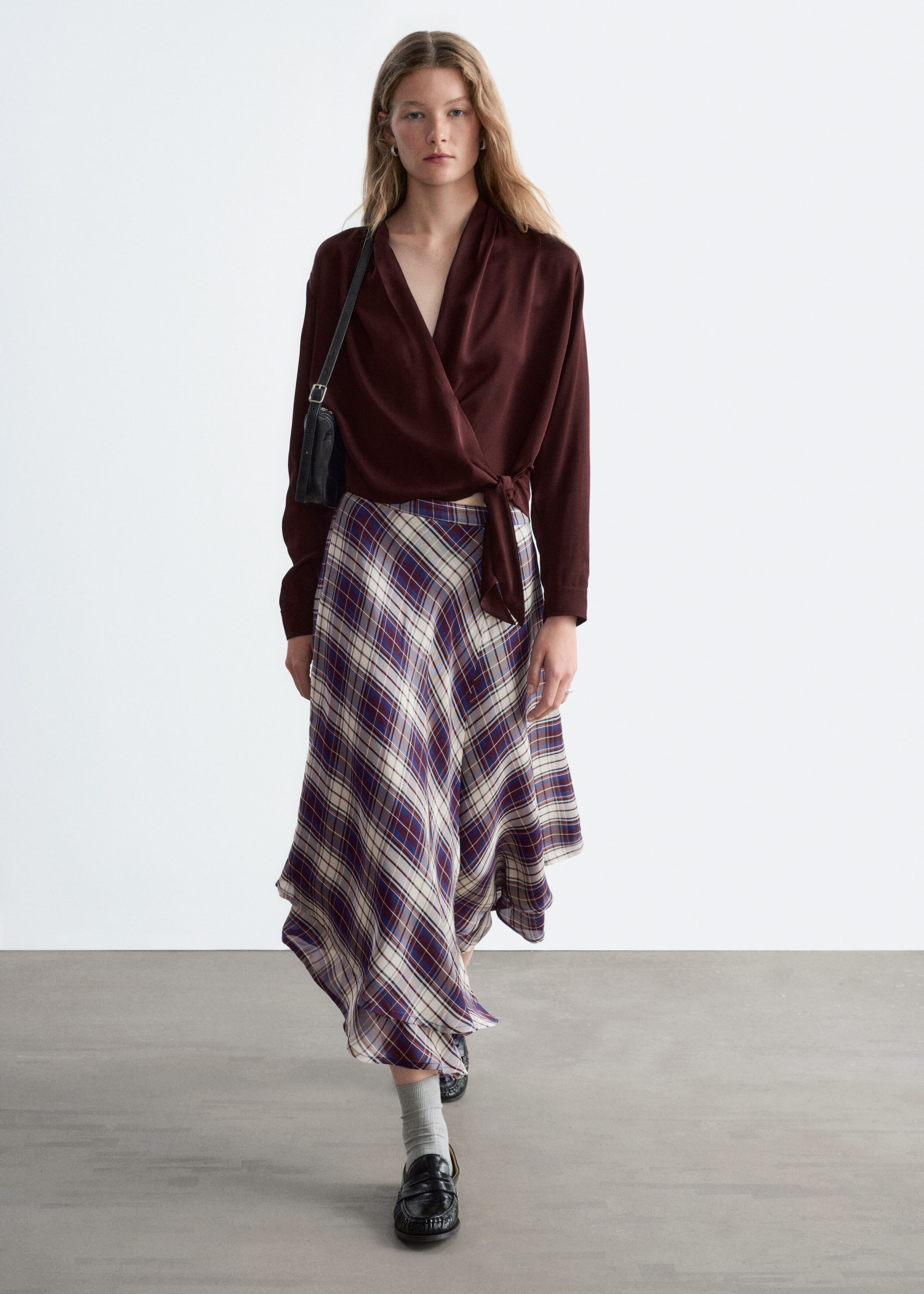 Bedruckte Wickelbluse - Dunkelrot - Lookbook