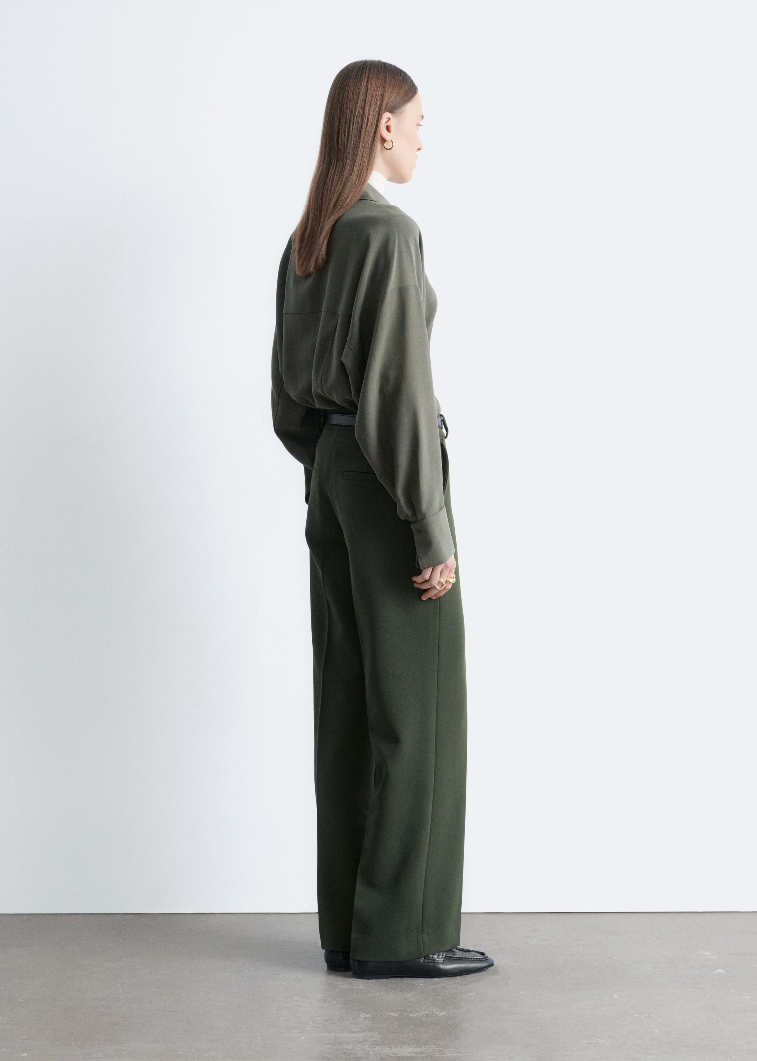 Image of Pantalones anchos con pliegues marcados