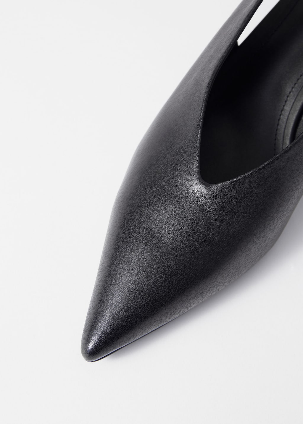 Escarpins en cuir à petits talons et bride arrière - {{variantName}} - Descriptive Detail