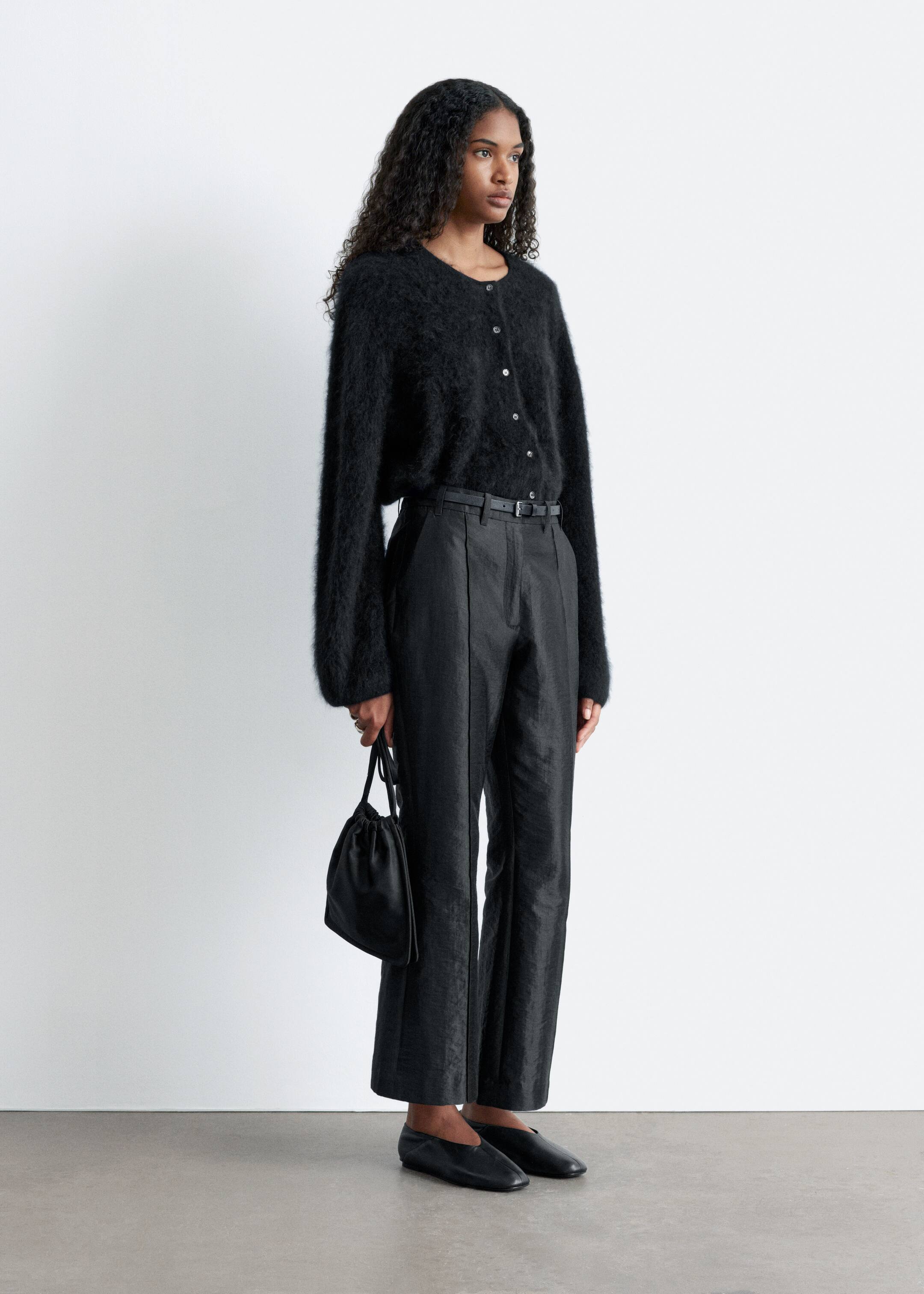 Visualizza immagine più grande: Pantaloni in raso kick-flare - Nero | H&M IT 4