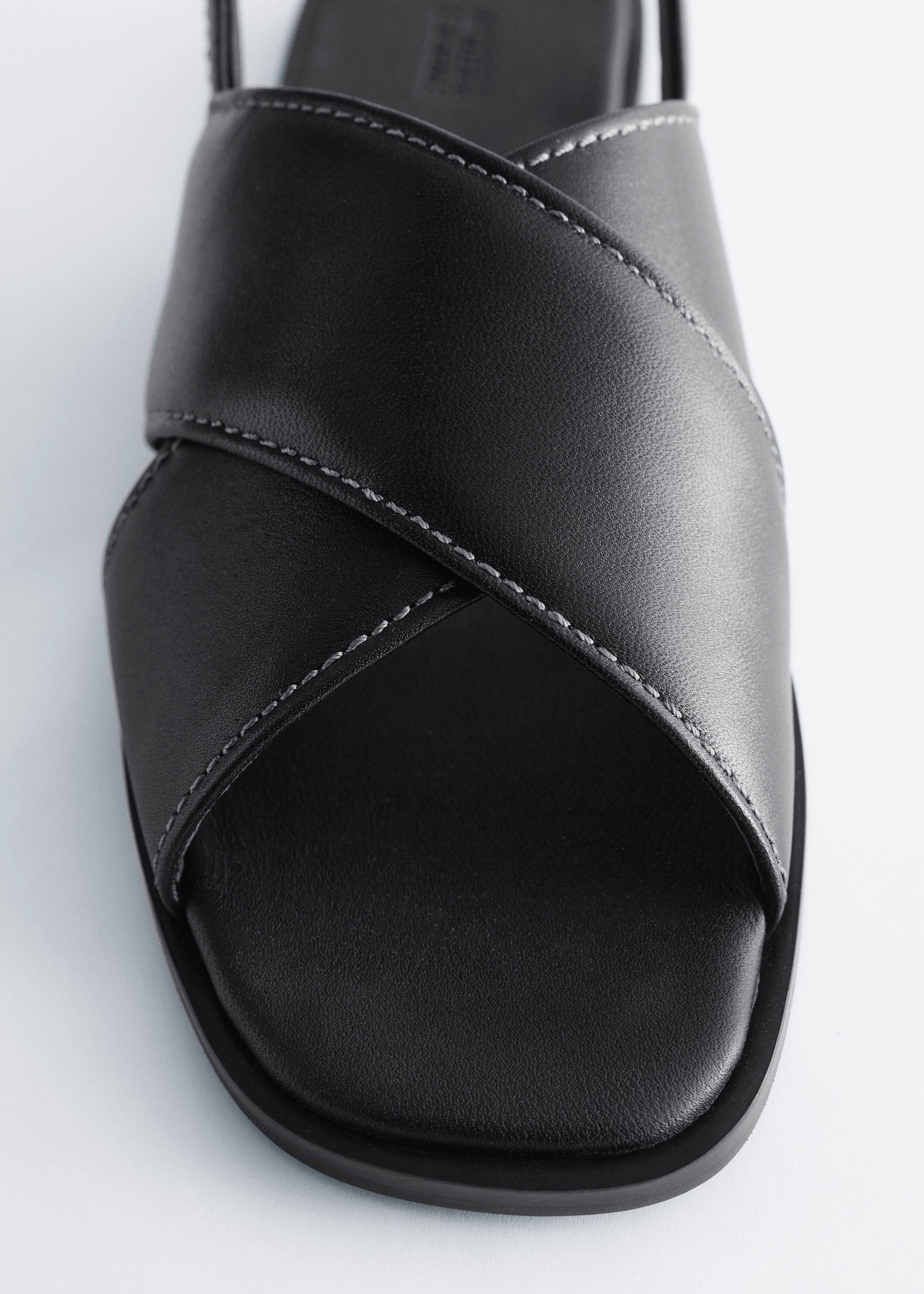 Image of Sandali in pelle con fasce incrociate