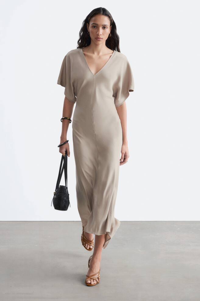 Maxivestido con escote en pico - Beige piedra/Marrón/Rojo - 1
