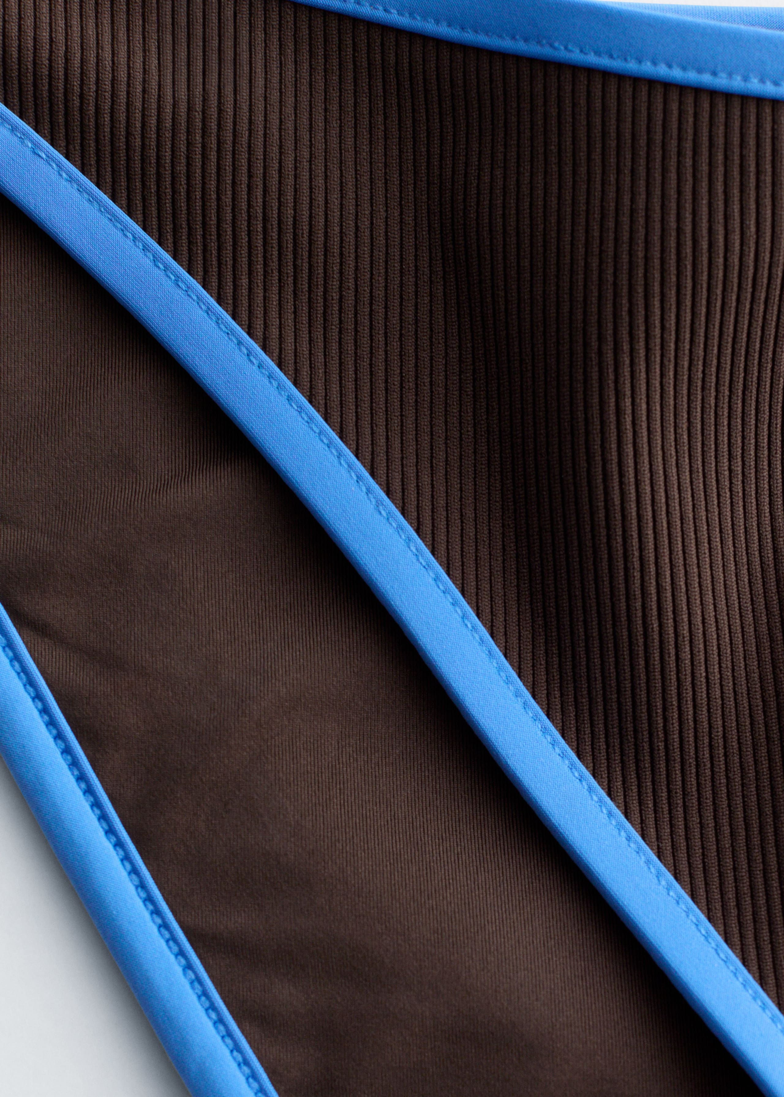 Image of Bikinitrosa med kontrasterande kantband