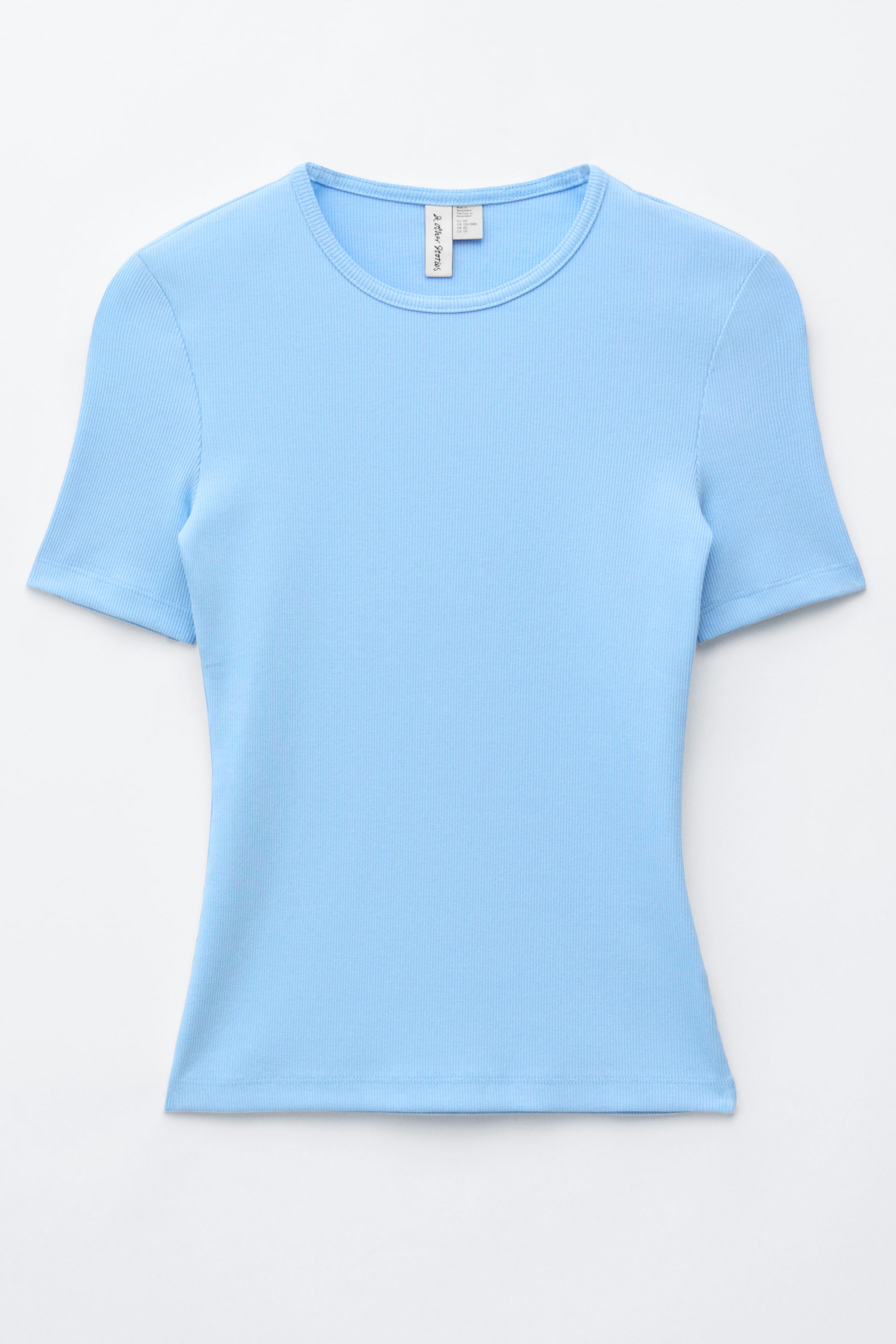 Agrandir l'image: Un t-shirt côtelé bleu clair avec un col rond et des manches courtes, affichant une coupe ajustée à l'avant.