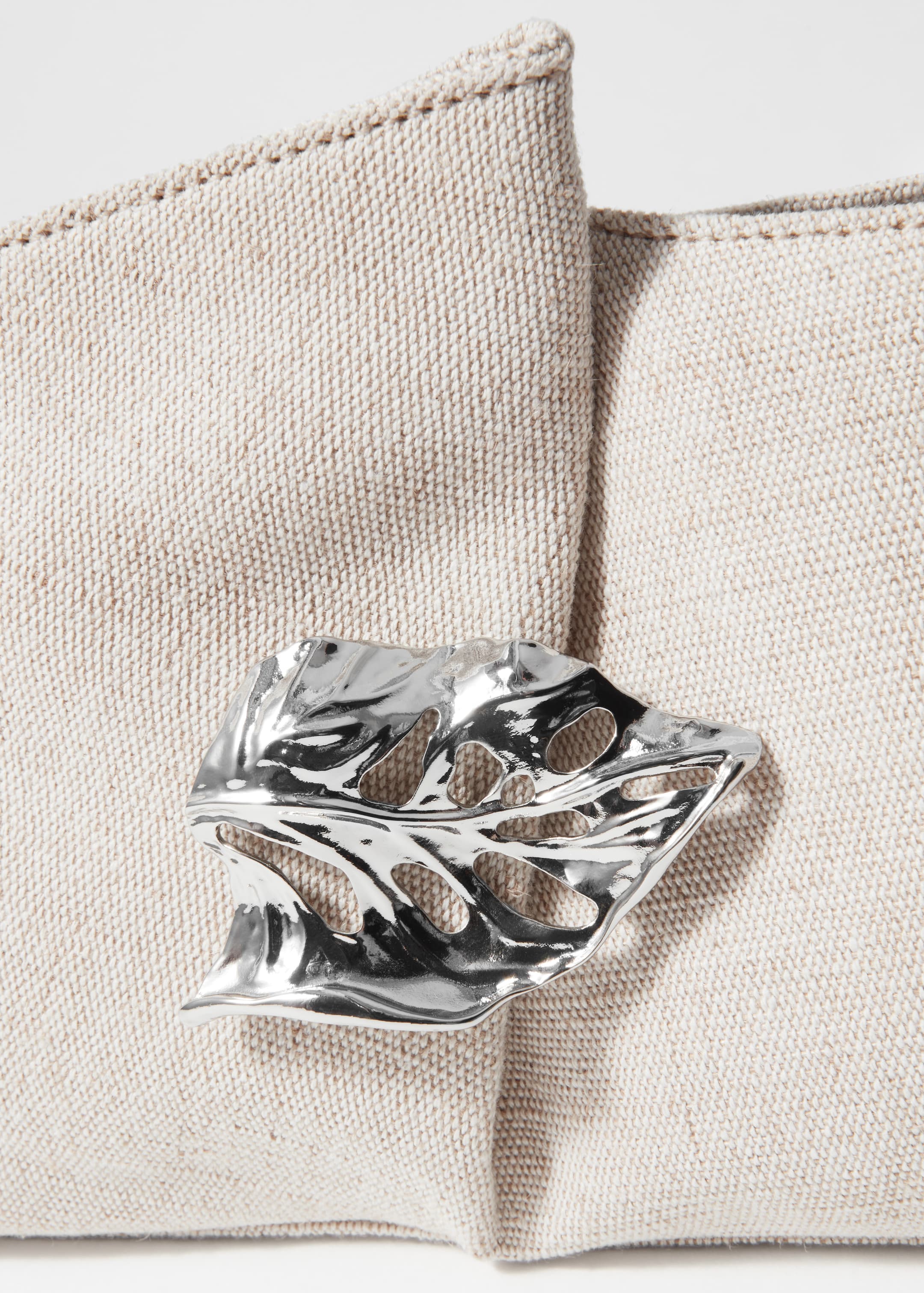 Προβολή μεγαλύτερης εικόνας: Leaf-Brooch Canvas Clutch - Ανοιχτό Μπεζ - Ladies | H&M GR 7