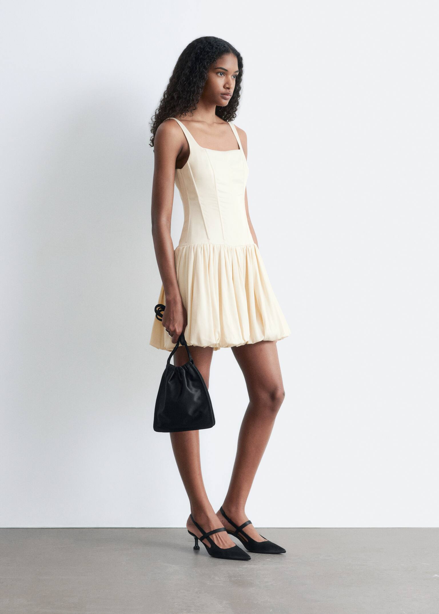 Kort korset-kjole med bobleskørt - Flødefarvet - 1