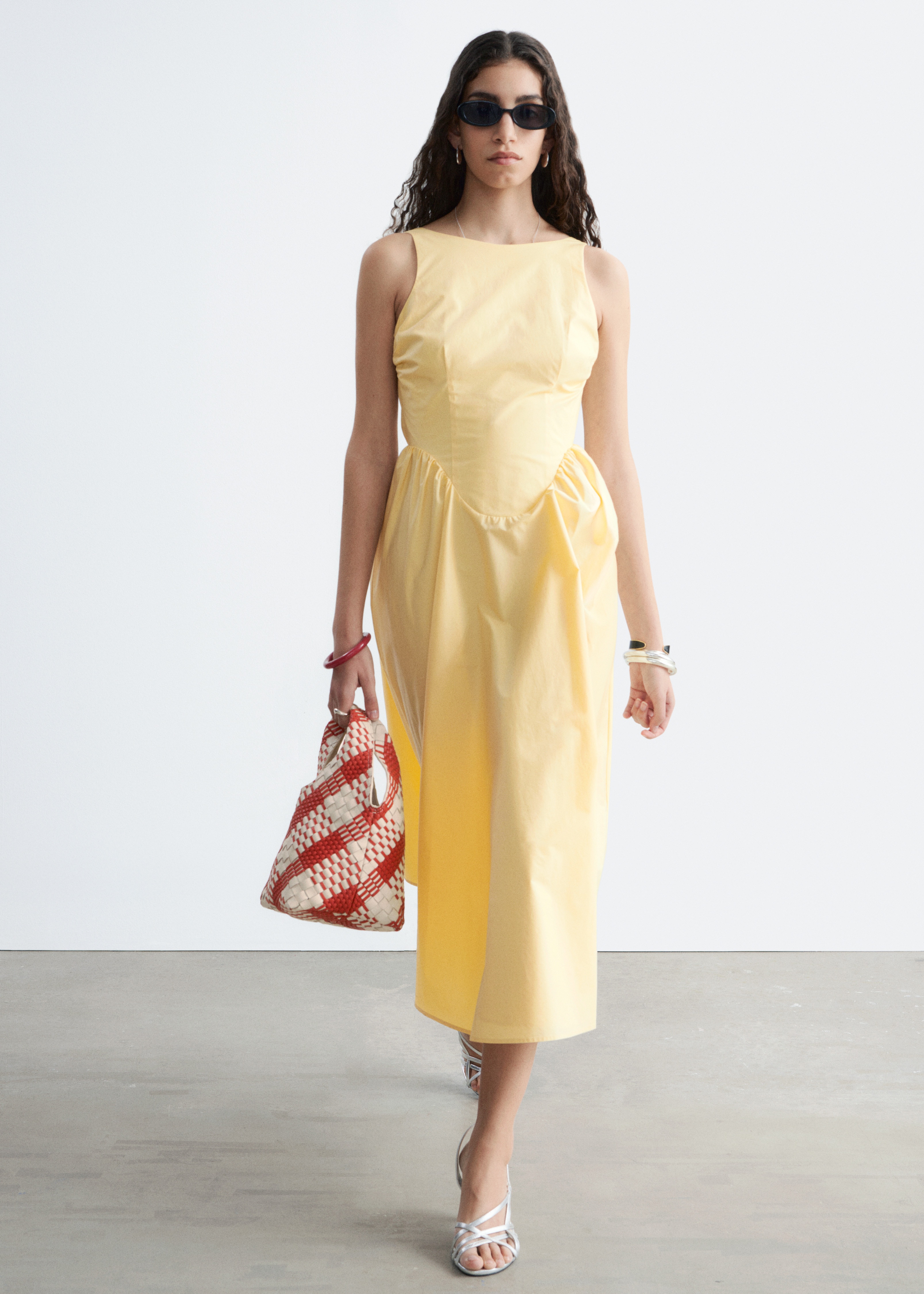 Midiklänning i bomull med knytband i ryggen