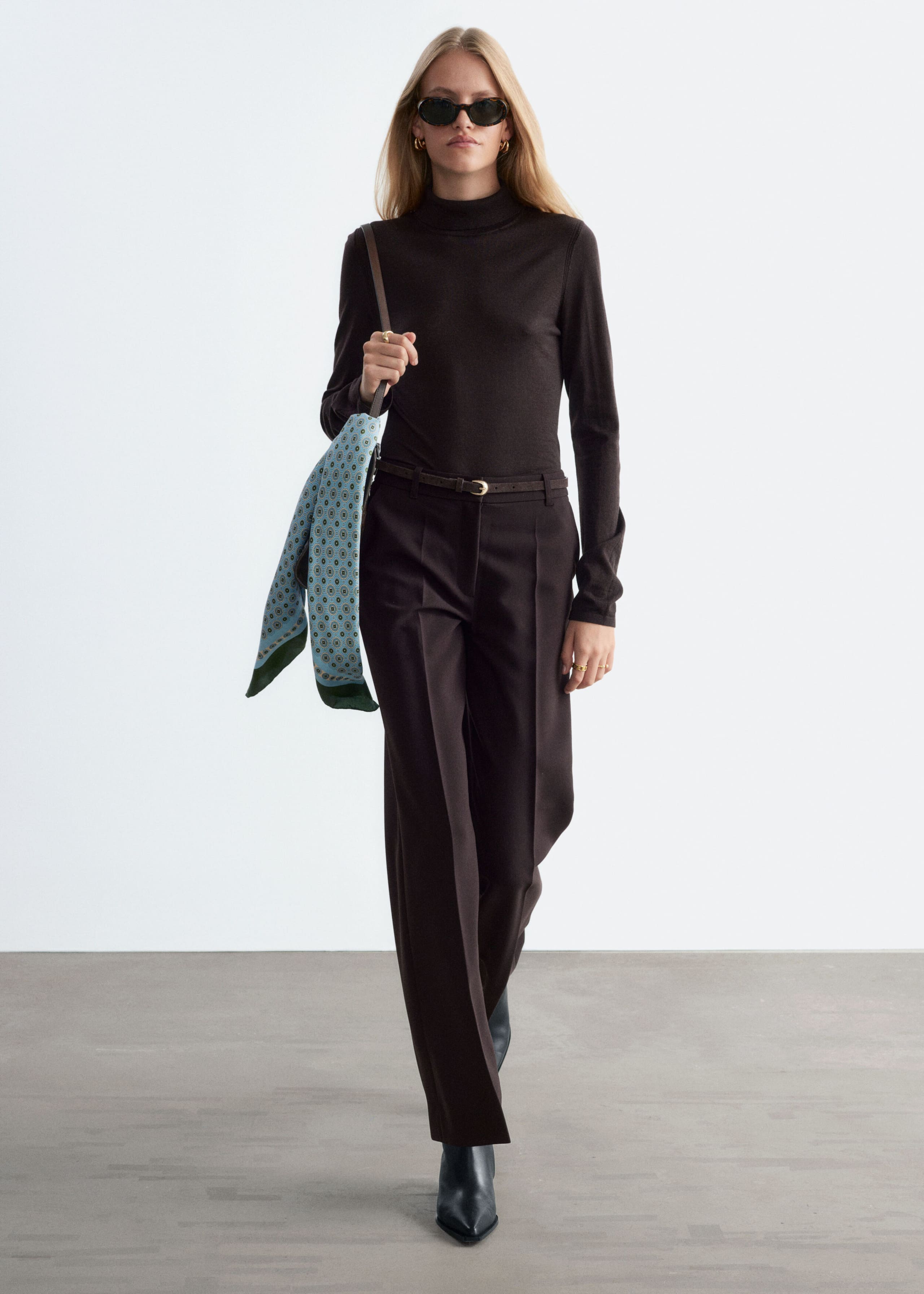 Poloshirt aus Merinowolle - Dunkelbraun - Lookbook