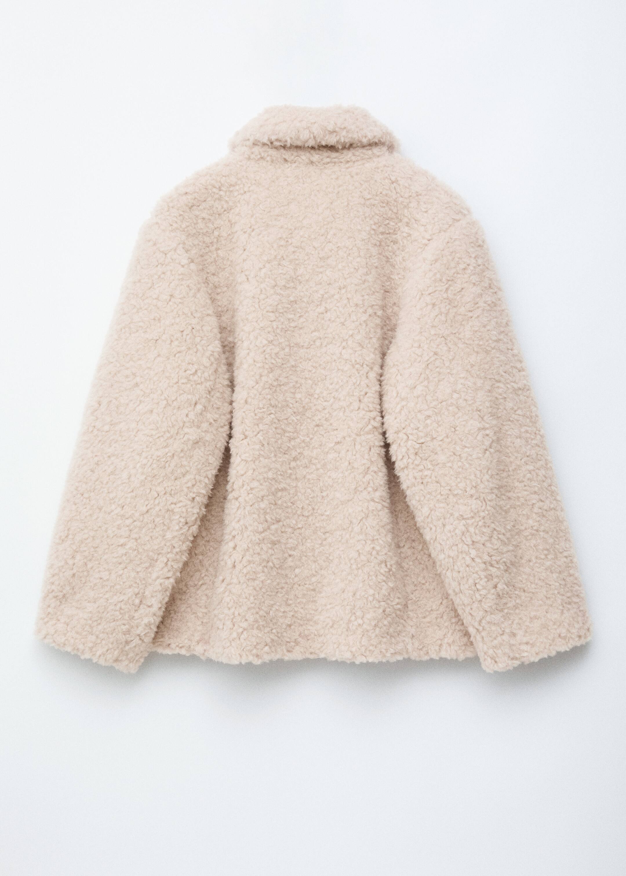Größeres Bild ansehen: Eine hellbeige Kunstpelzjacke wird von hinten präsentiert, mit einem Umlegekragen und langen Ärmeln.