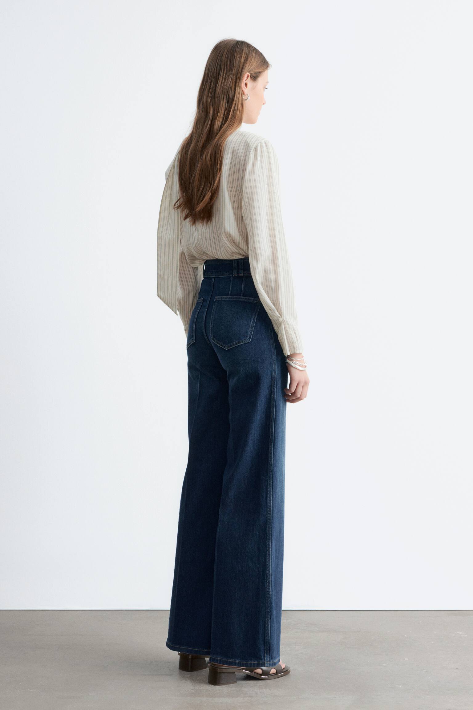 Vaqueros acampanados con pliegues marcados - Azul medio lavado/Negro - 5