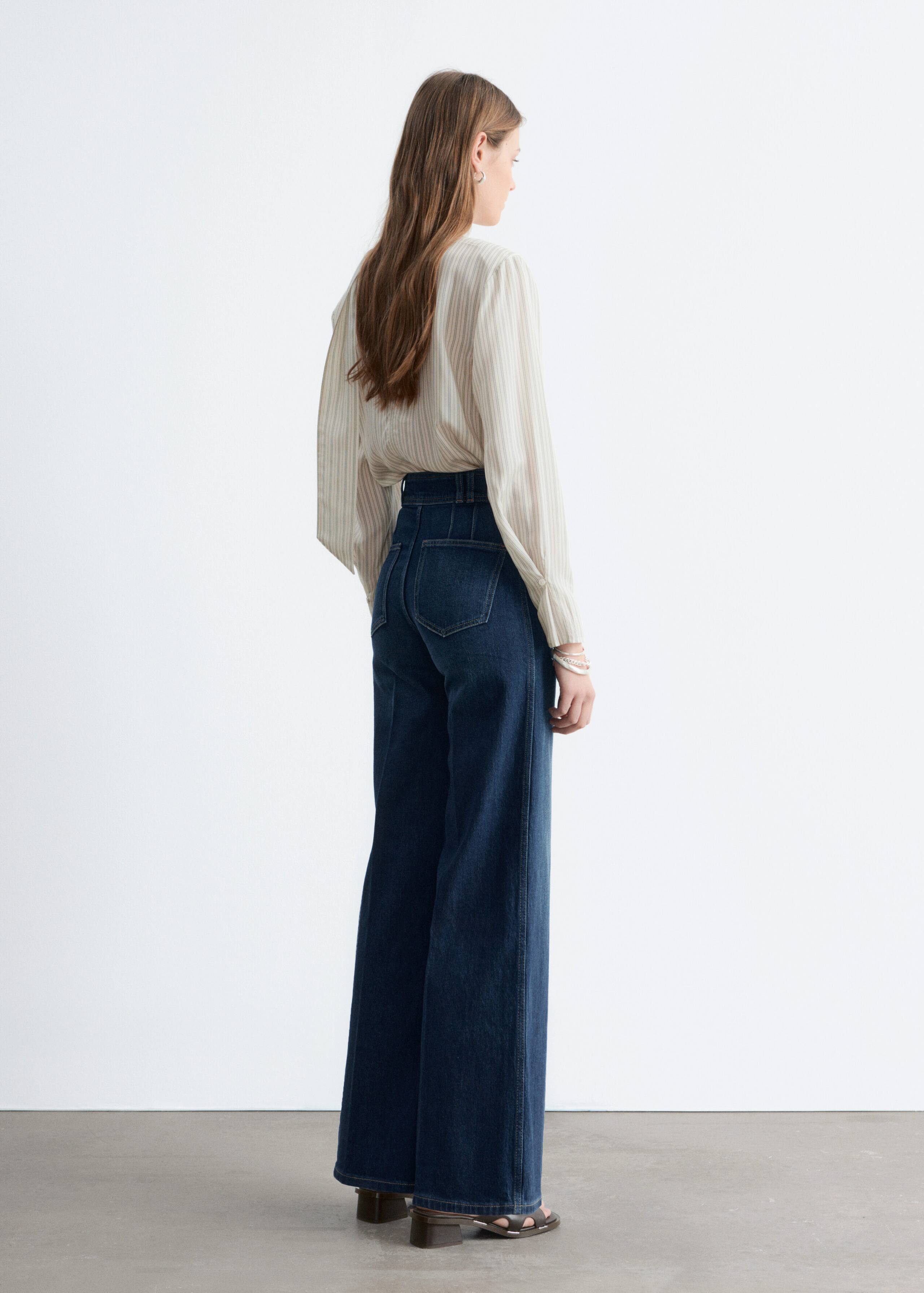 Image of Ausgestellte Jeans mit Bügelfalten