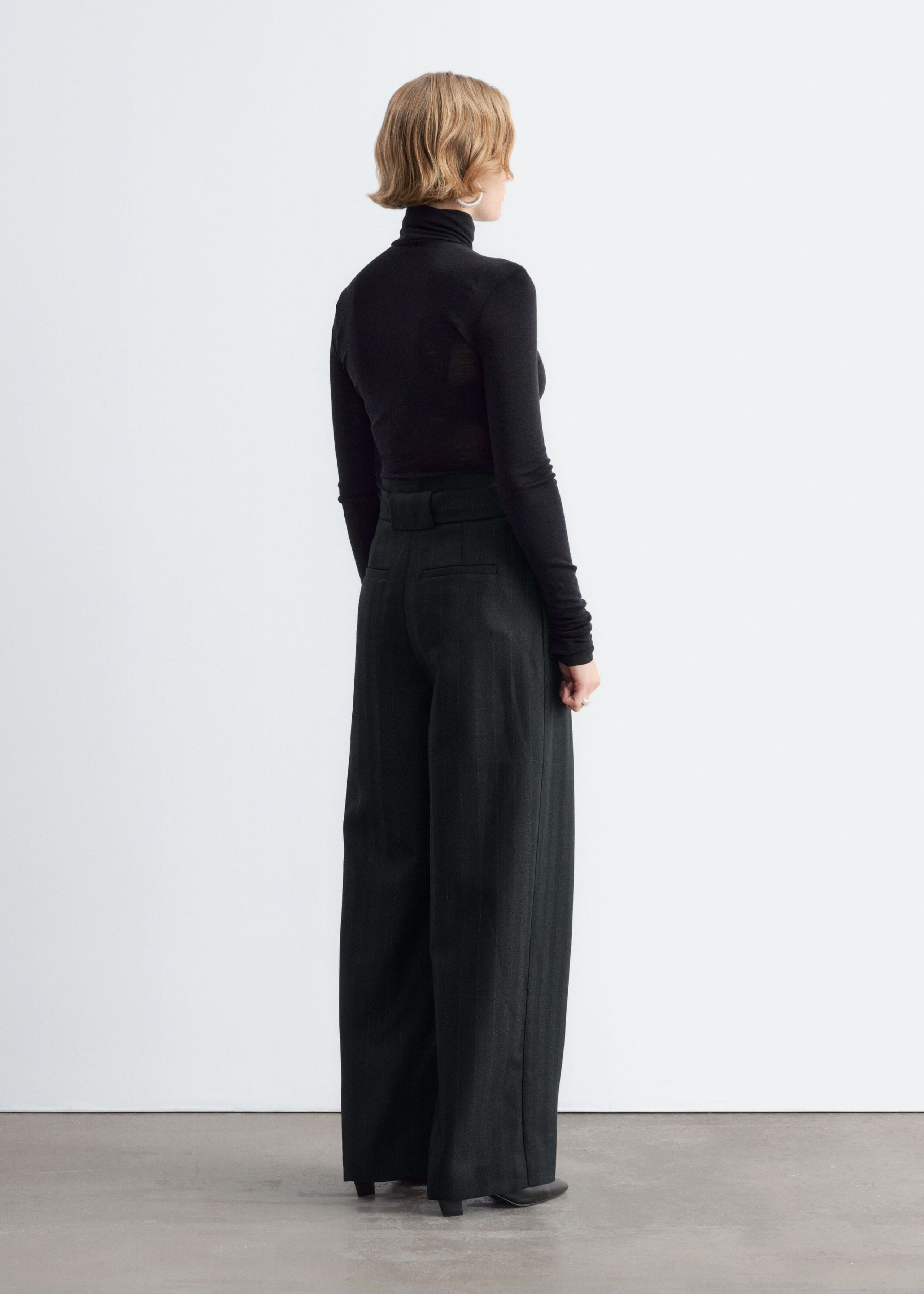 Paperbag-Hose aus Wolle - Schwarz - Lookbook