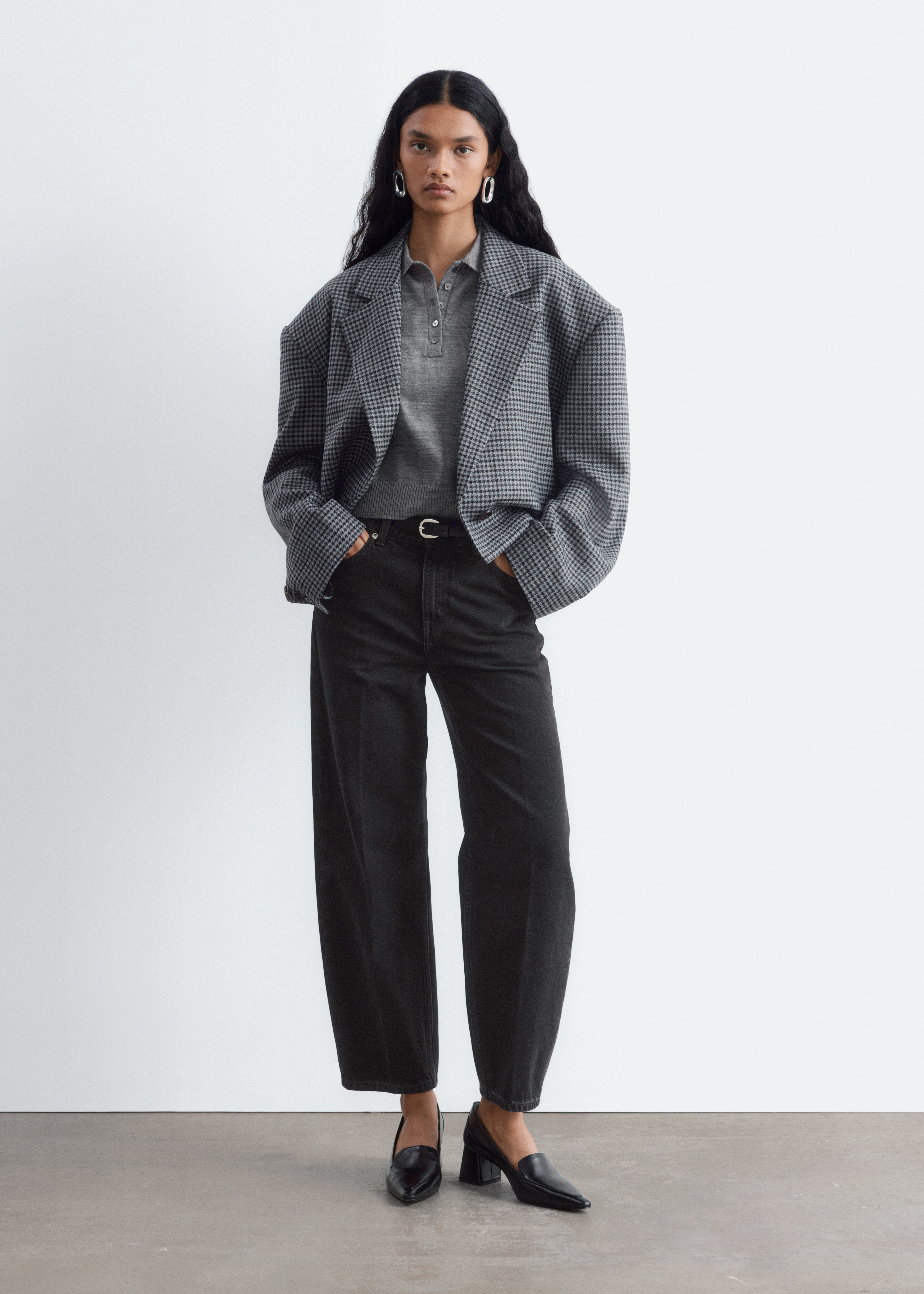 Ein Paar dunkelgraue, normal geschnittene Jeans wird flach von vorne gezeigt. Sie verfügt über eine normale Taille, voll lange, konisch zulaufende Beine, einen 5-Pocket-Stil und einen Reißverschluss mit Knopfverschluss.