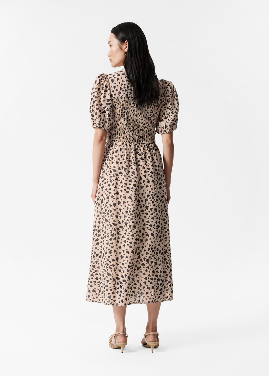 Vestido midi fruncido con mangas abullonadas - Estampado de corazones beige - Lookbook