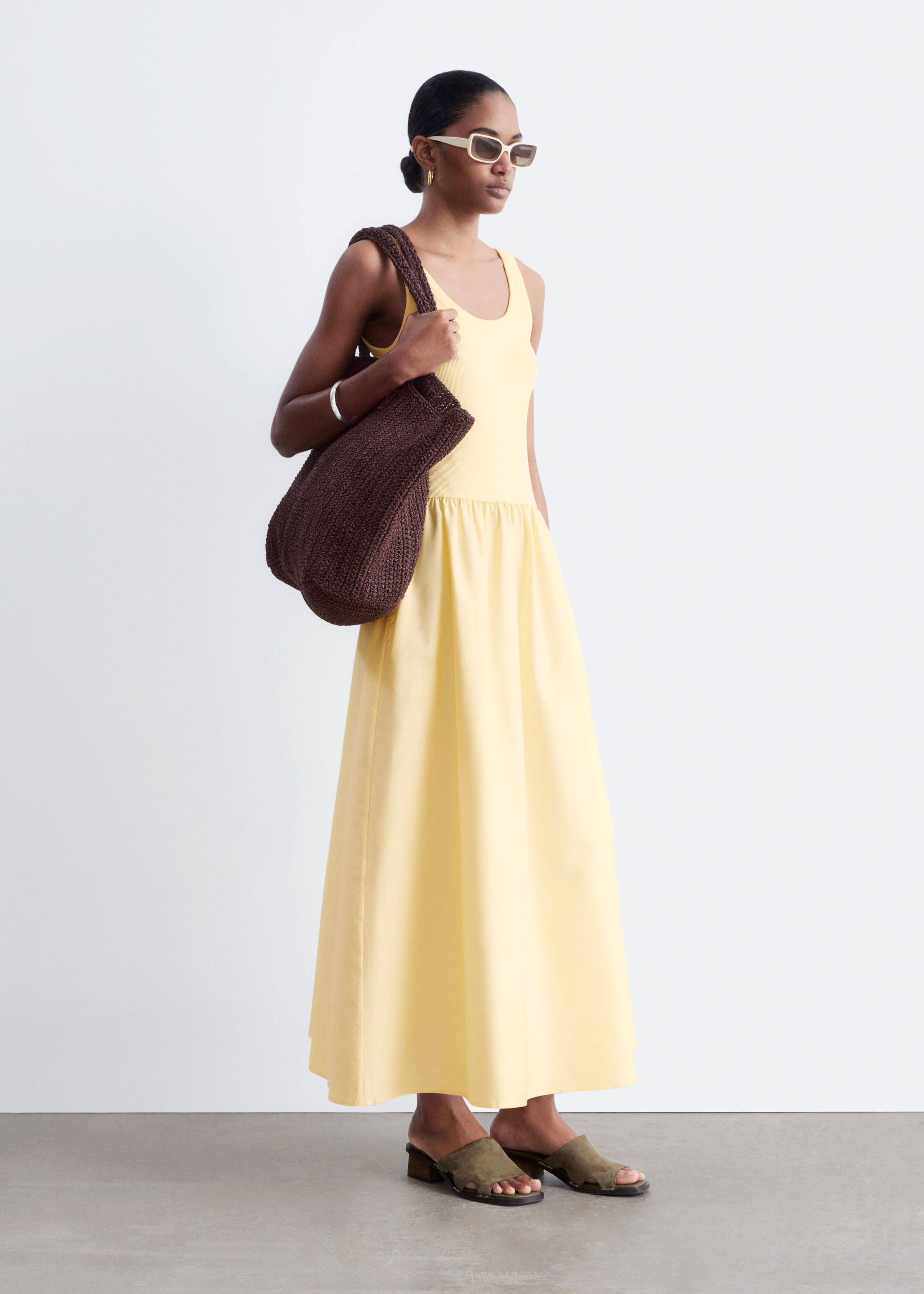 Ribbad midiklänning i bomull i linnemodell – Gul – lookbook