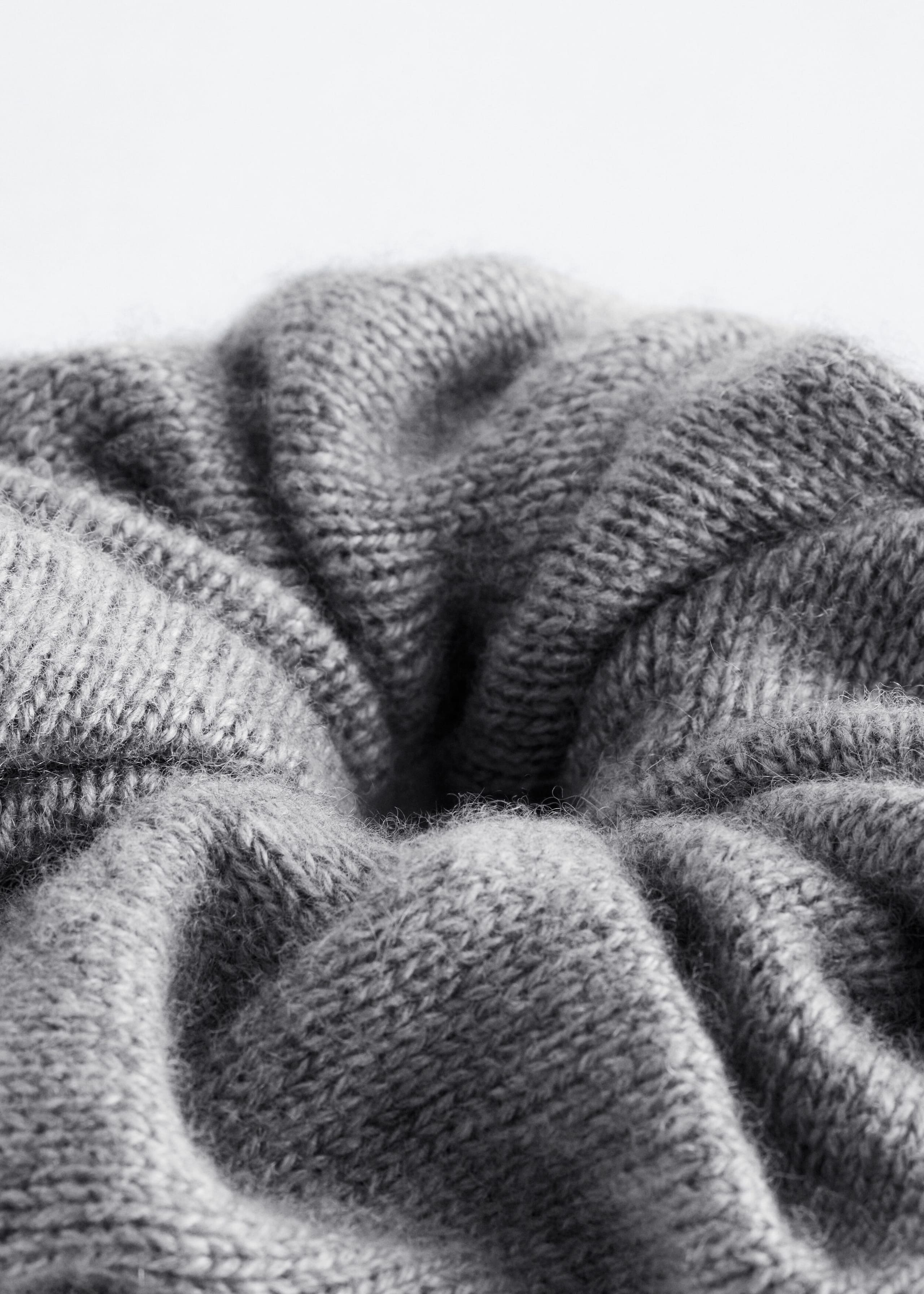 Wool-Blend Knitted Scrunchie - {{variantName}} - Descriptive Detail
