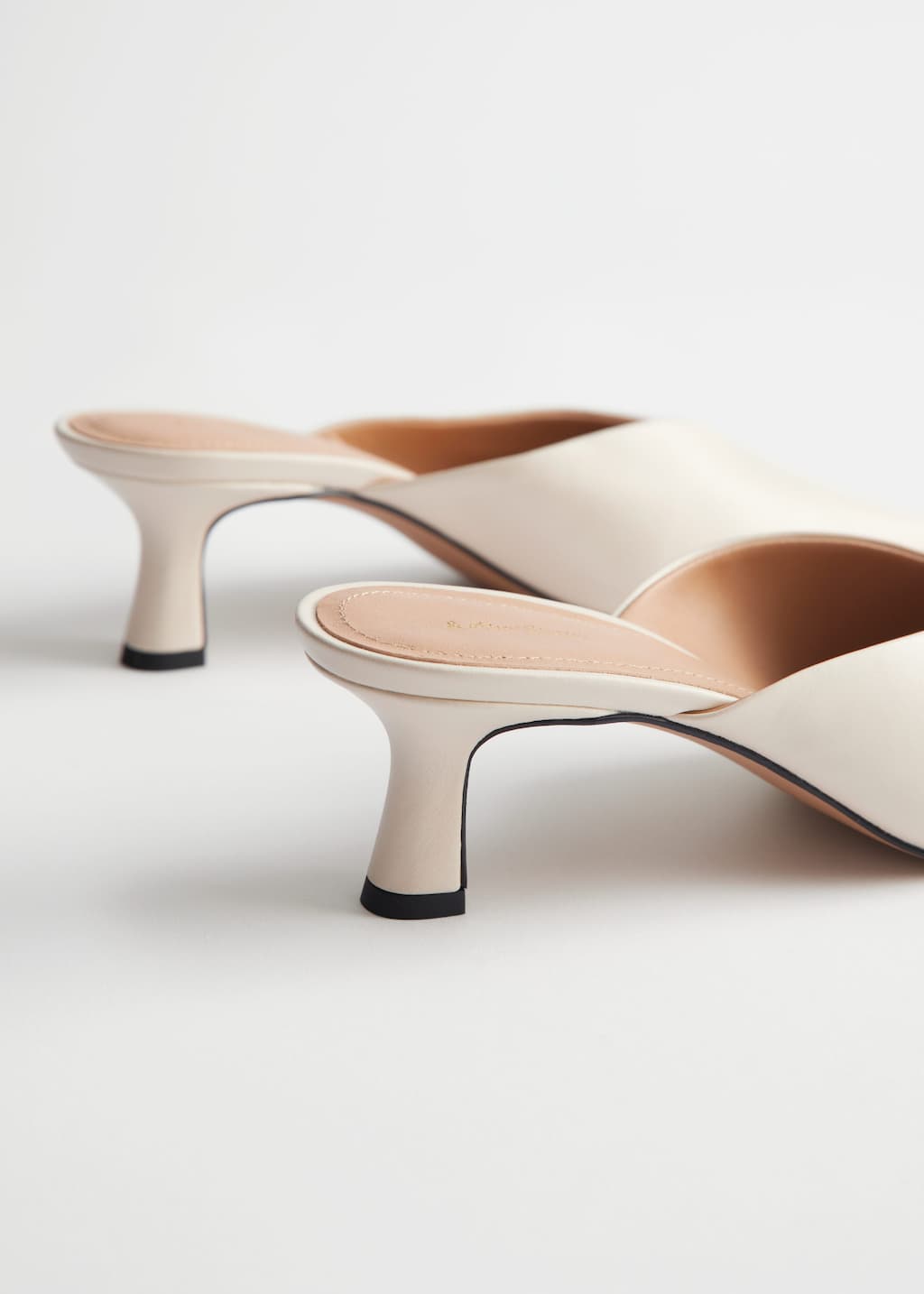 Kitten Heel Leather Mules - {{variantName}} - Descrizione dettagliata