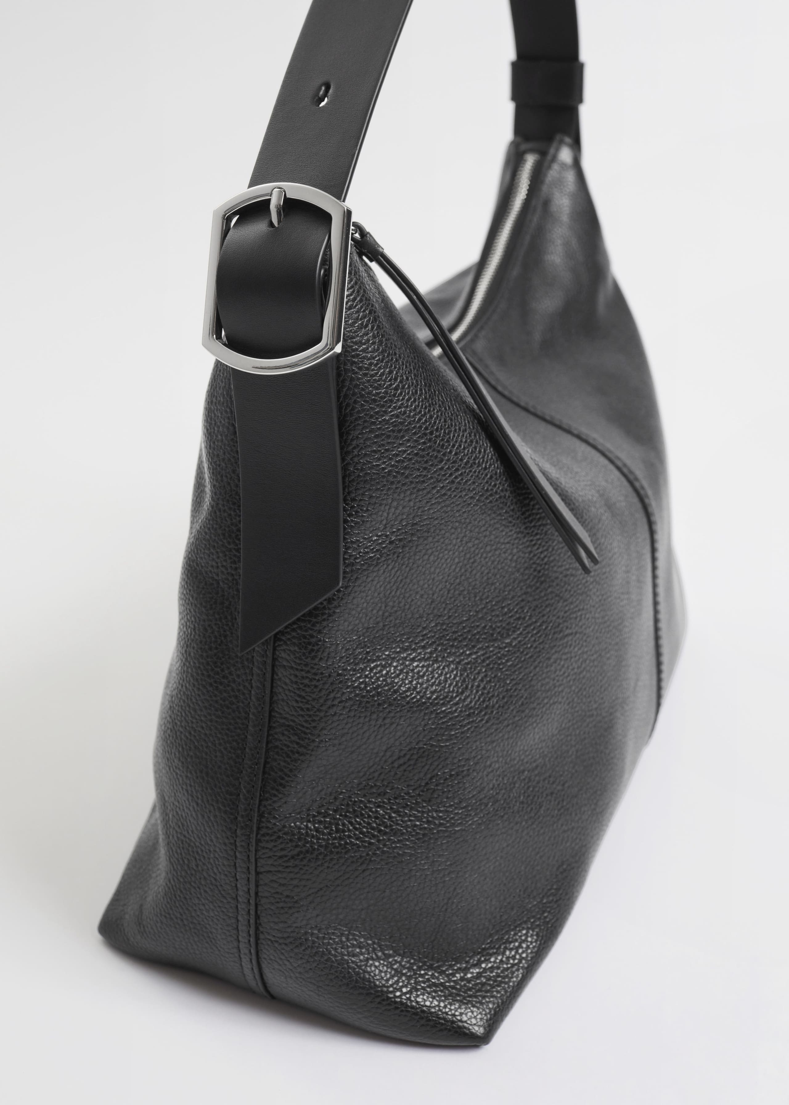 CurvedLeatherShoulderBag - {{variantName}} - Descrizione dettagliata