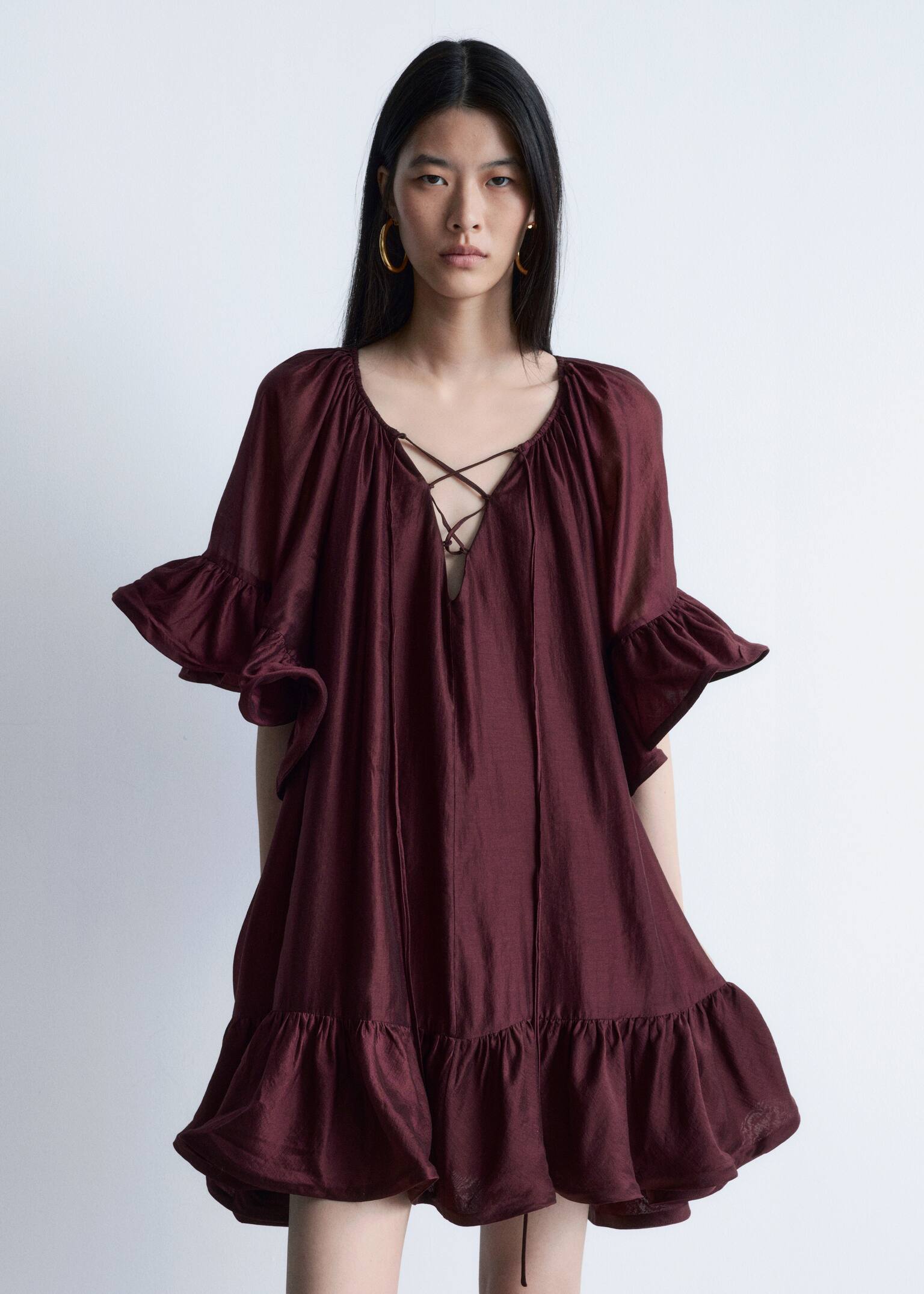Robe courte à volants - Rouge foncé/Motif floral rose/rouge