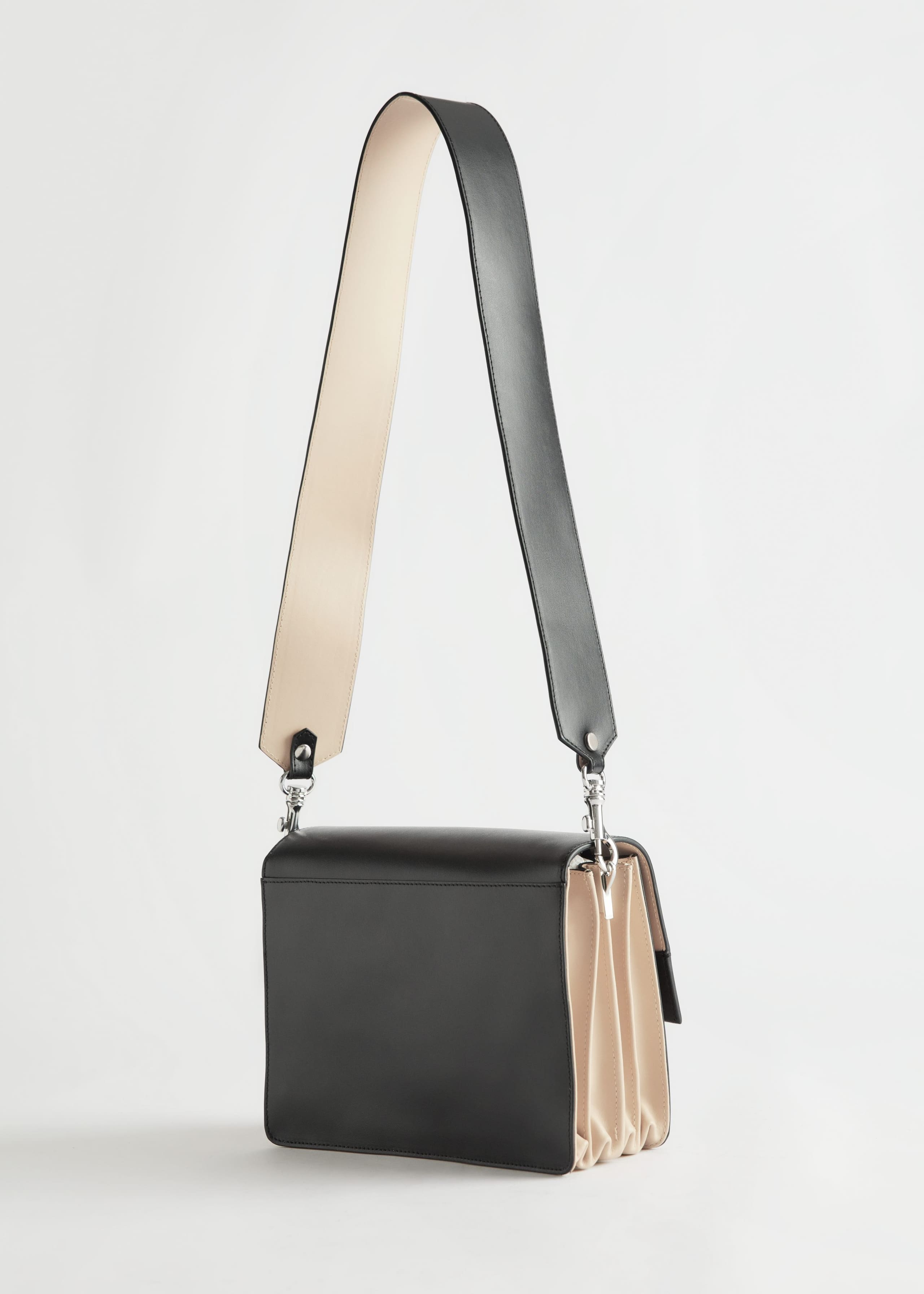 Short Leather Crossbody Bag - Black/Beige - Natura morta