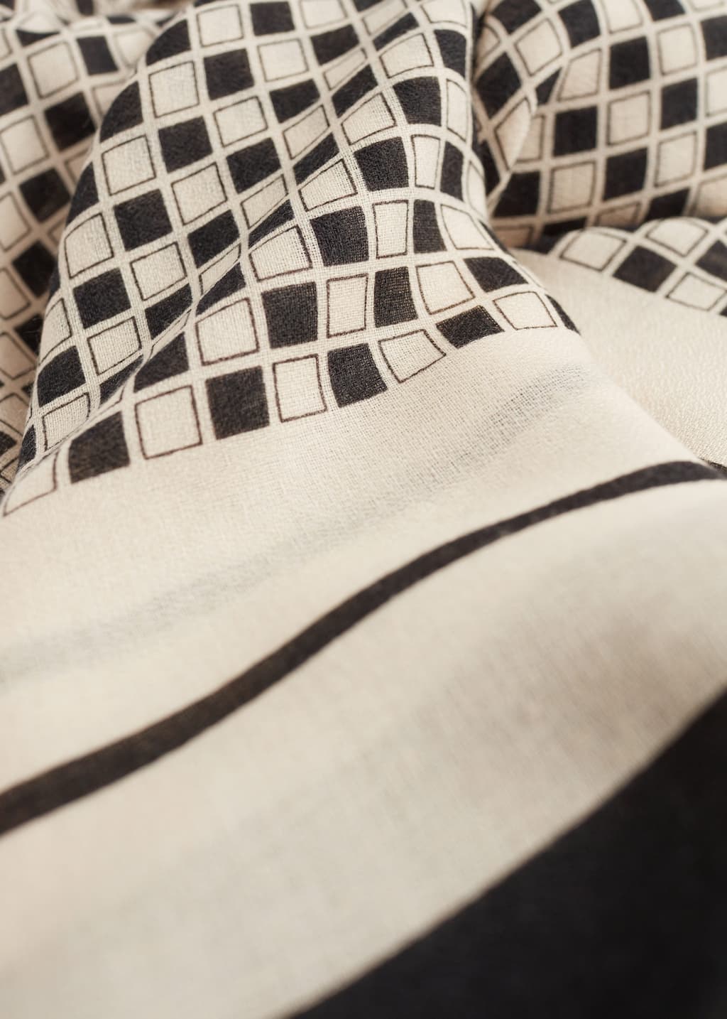 GraphicPrintedSquareScarf - {{variantName}} - Descrizione dettagliata