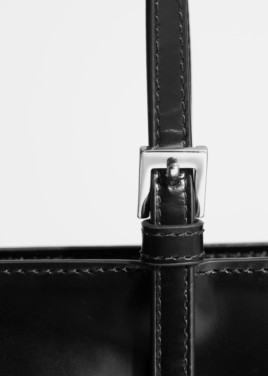 Structured Leather Tote - {{variantName}} - Descriptive Detail