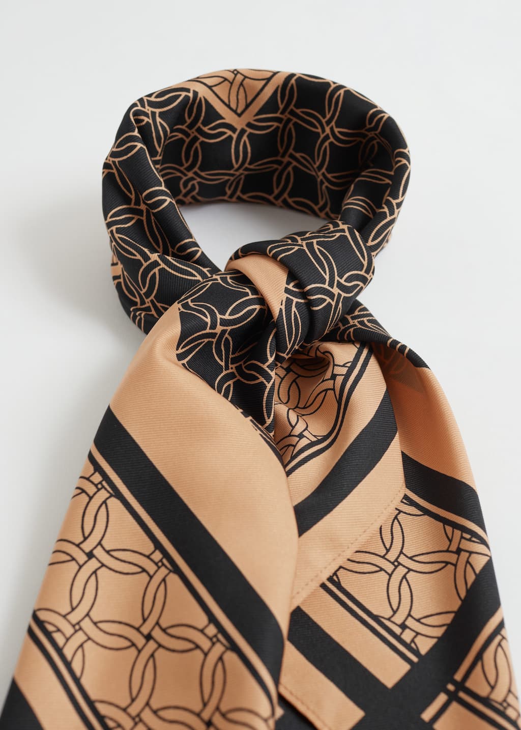 ChainMotifSquareScarf - {{variantName}} - Descrizione dettagliata