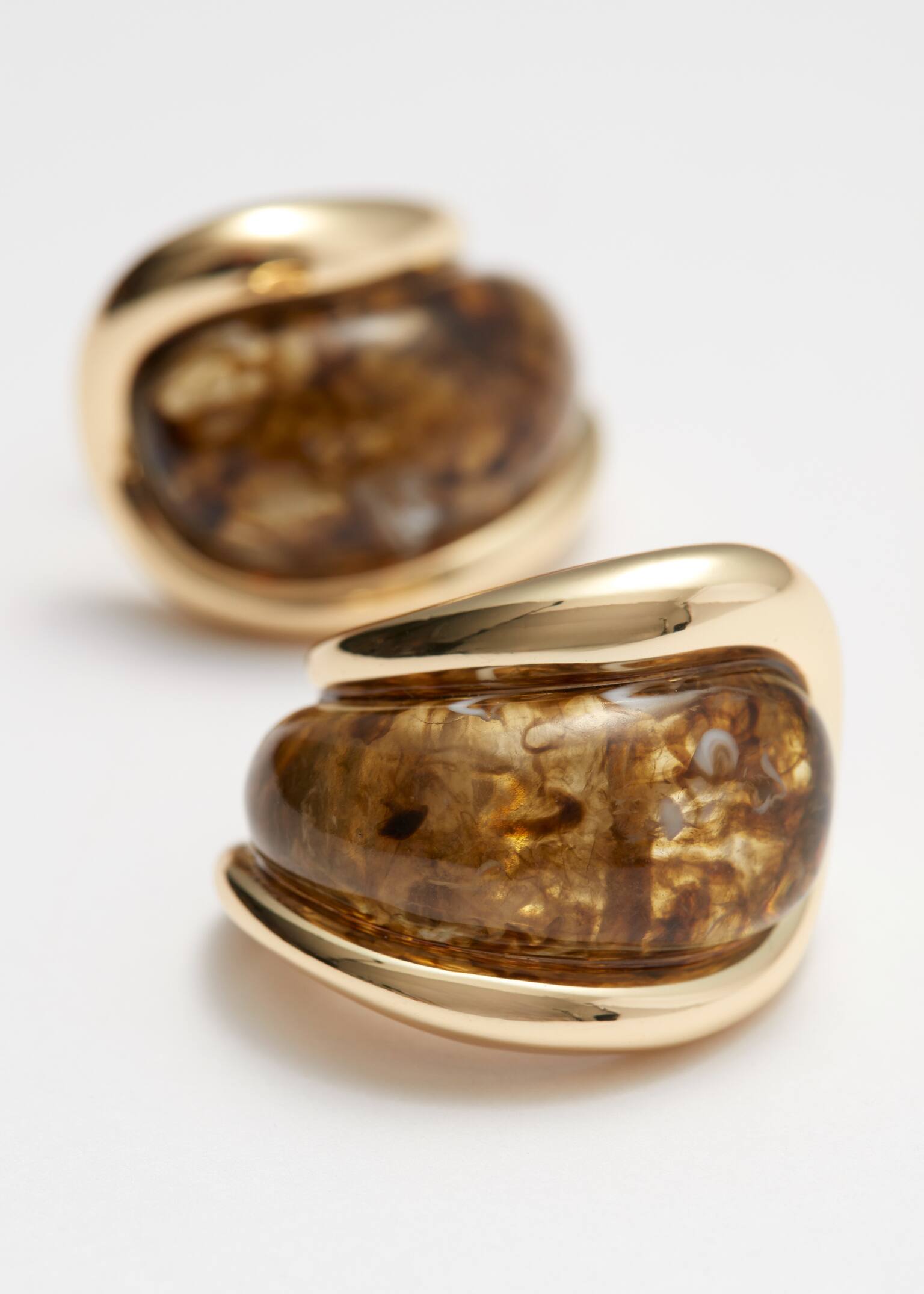 Gemarmerde oorclips in een bolle vorm - Goud/bruin - 3