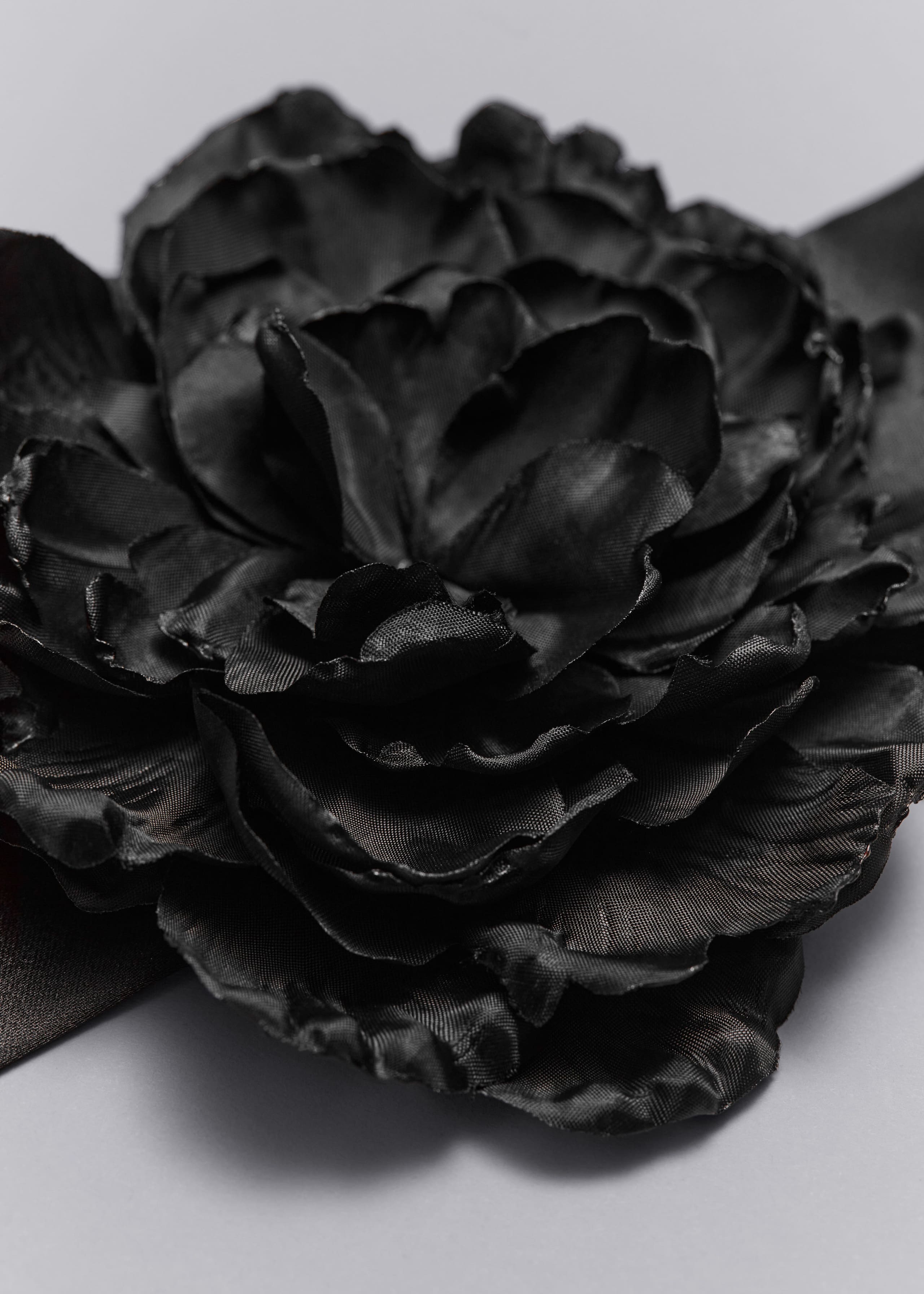 Flower Tie Necklace - Black - Still Life