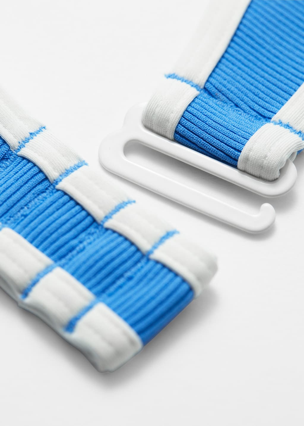Image of Bikinioberteil mit Kontrast-Details