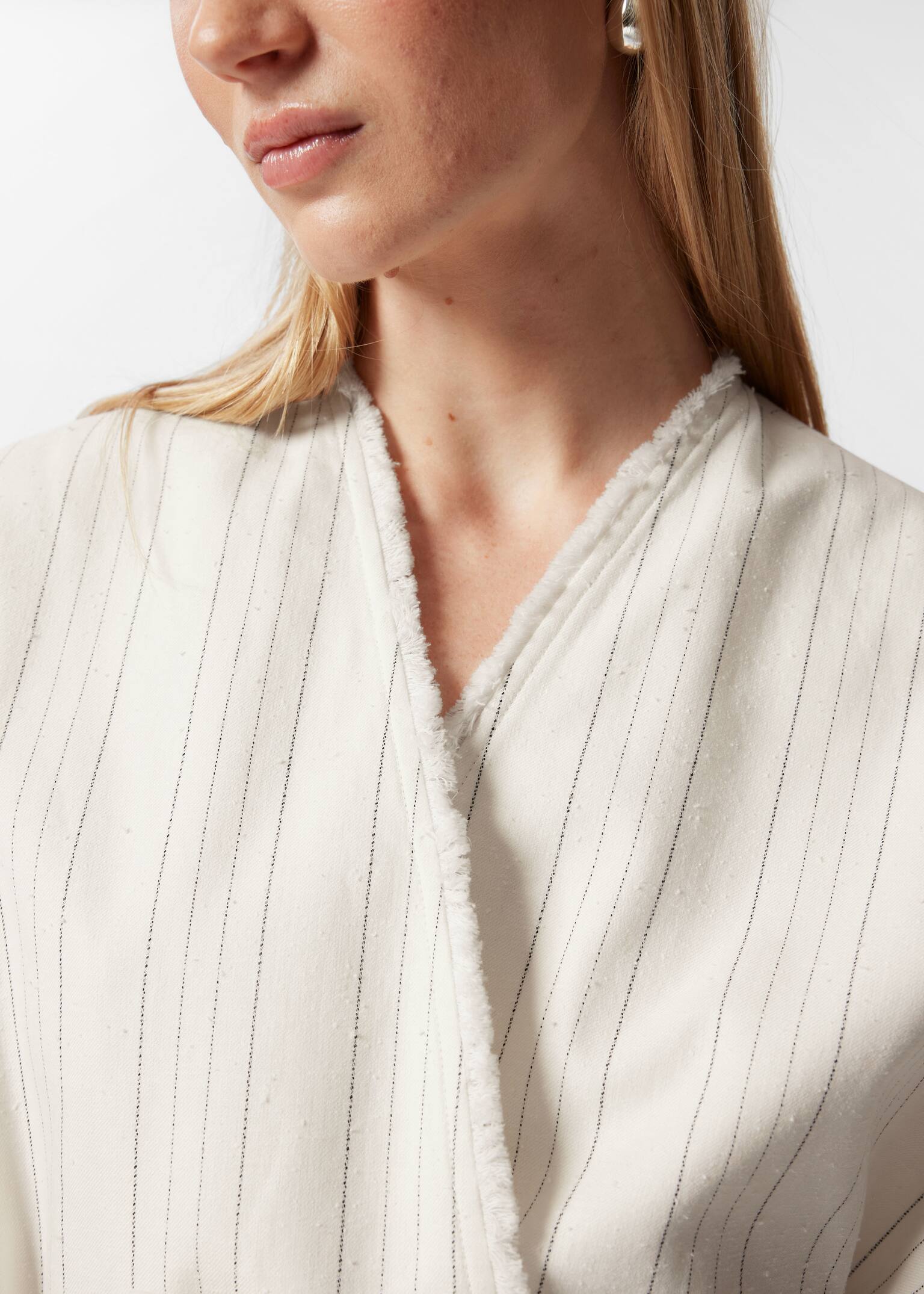 Gilet met overslag en onafgewerkte rand - Wit met krijtstrepen - 5