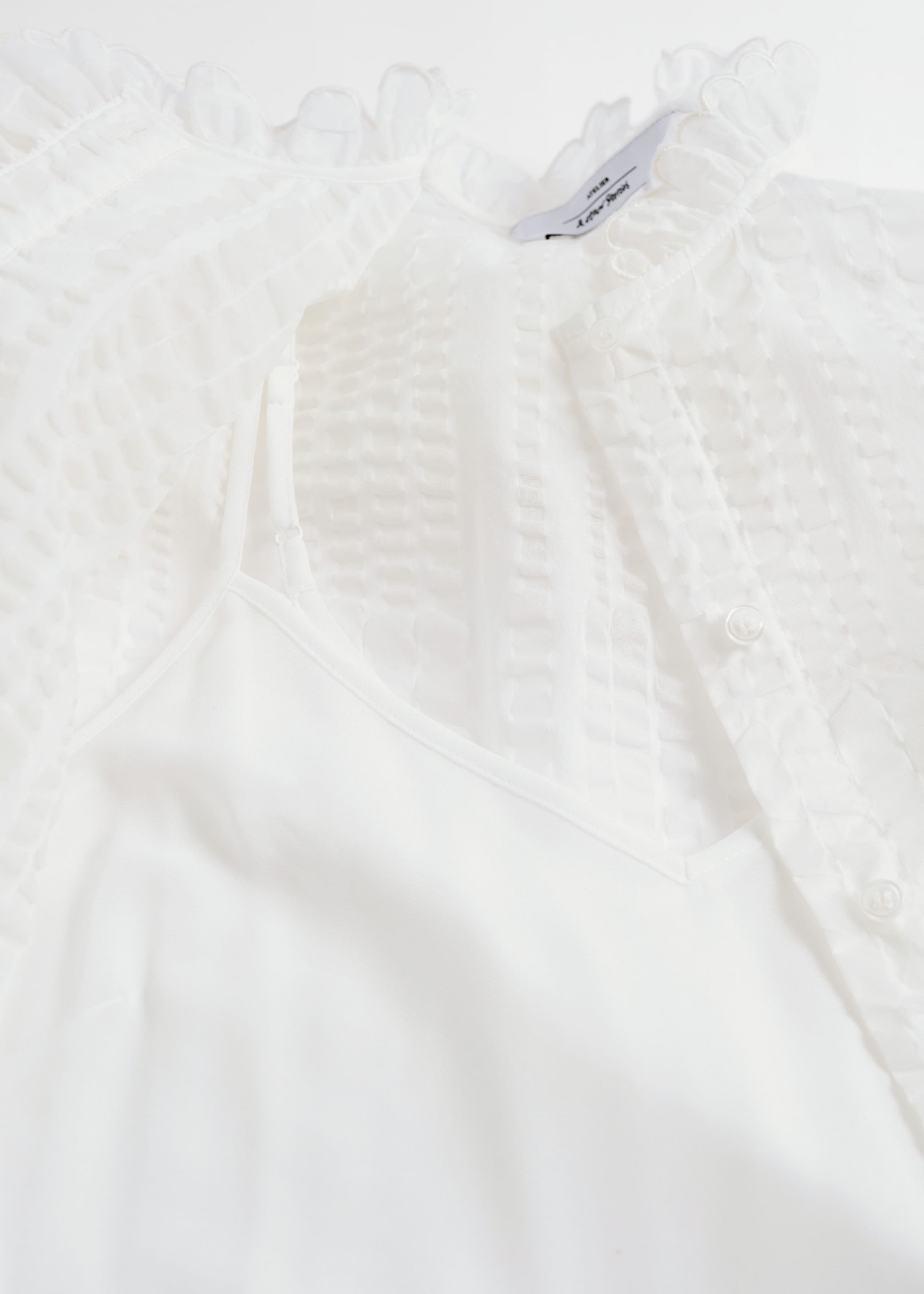 Structured Frill Detail Blouse - {{variantName}} - Beschreibendes Detail