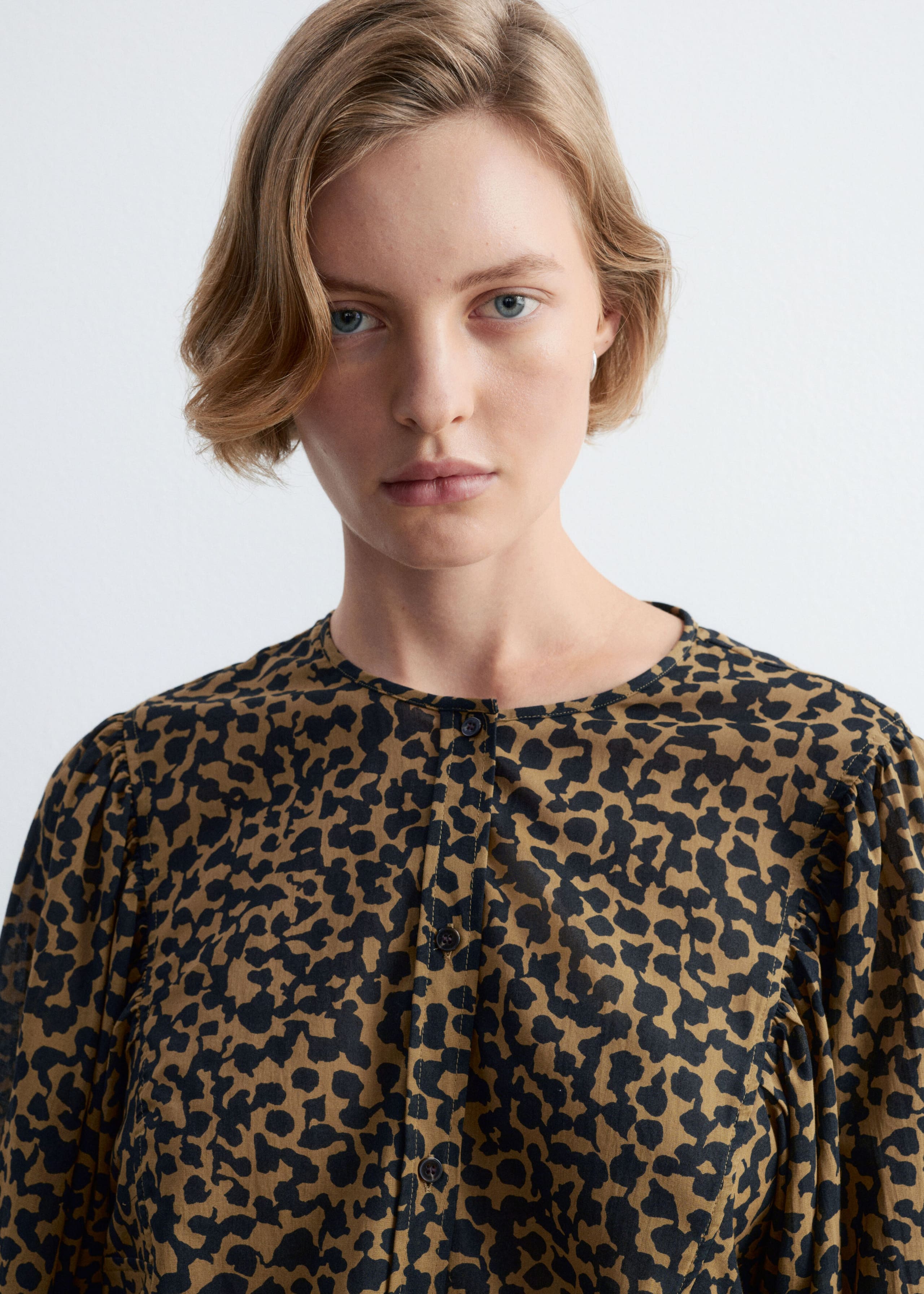 Blusa in cotone con arricciature - Oliva/Motivo stampato - Lookbook