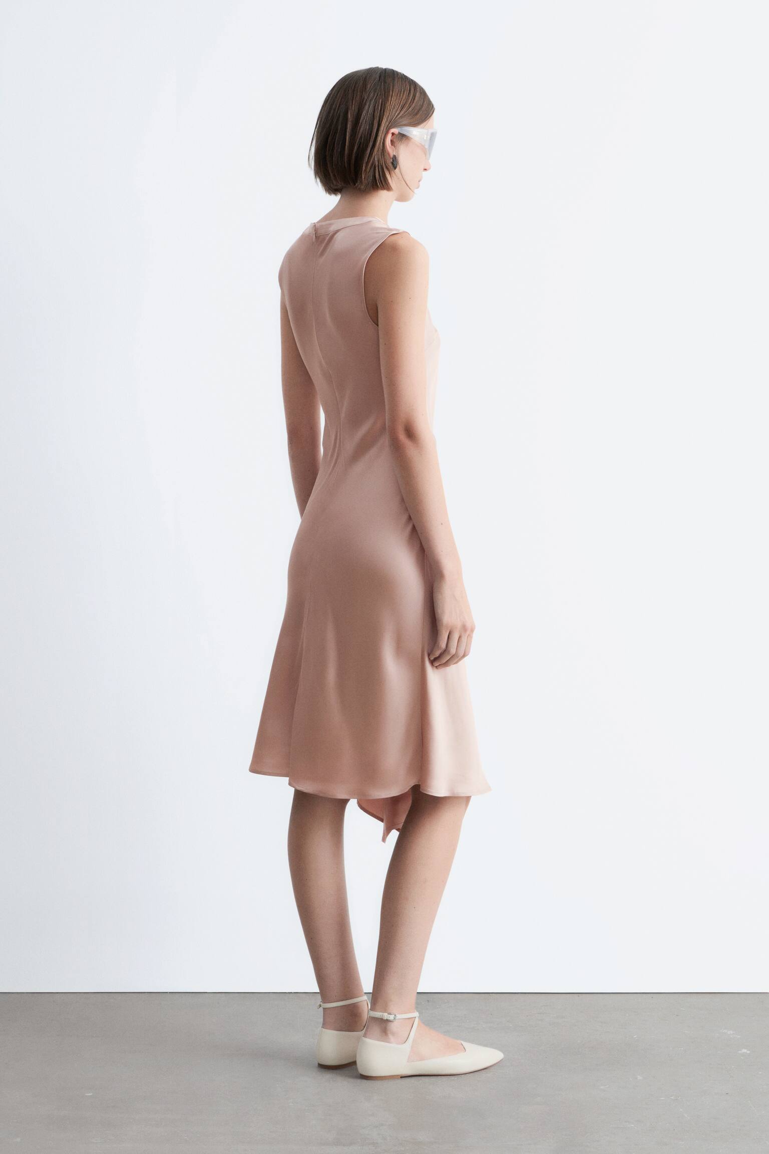 Abito midi in raso asimmetrico - Rosa polvere/Nero - 7