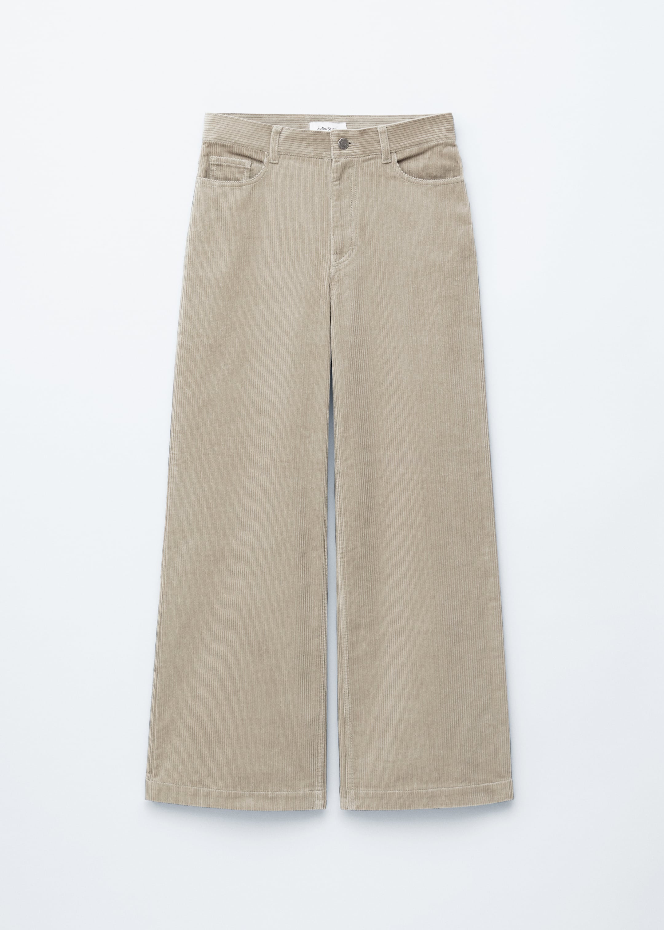 Grotere afbeelding bekijken: Een paar beige stijve corduroy broeken worden van voren gepresenteerd, met een normale taille, een verlaagde kruis en lange uitlopende pijpen. Ze zijn ontworpen met een knoop- en ritssluiting, en hebben voorzakken en een muntzakje.