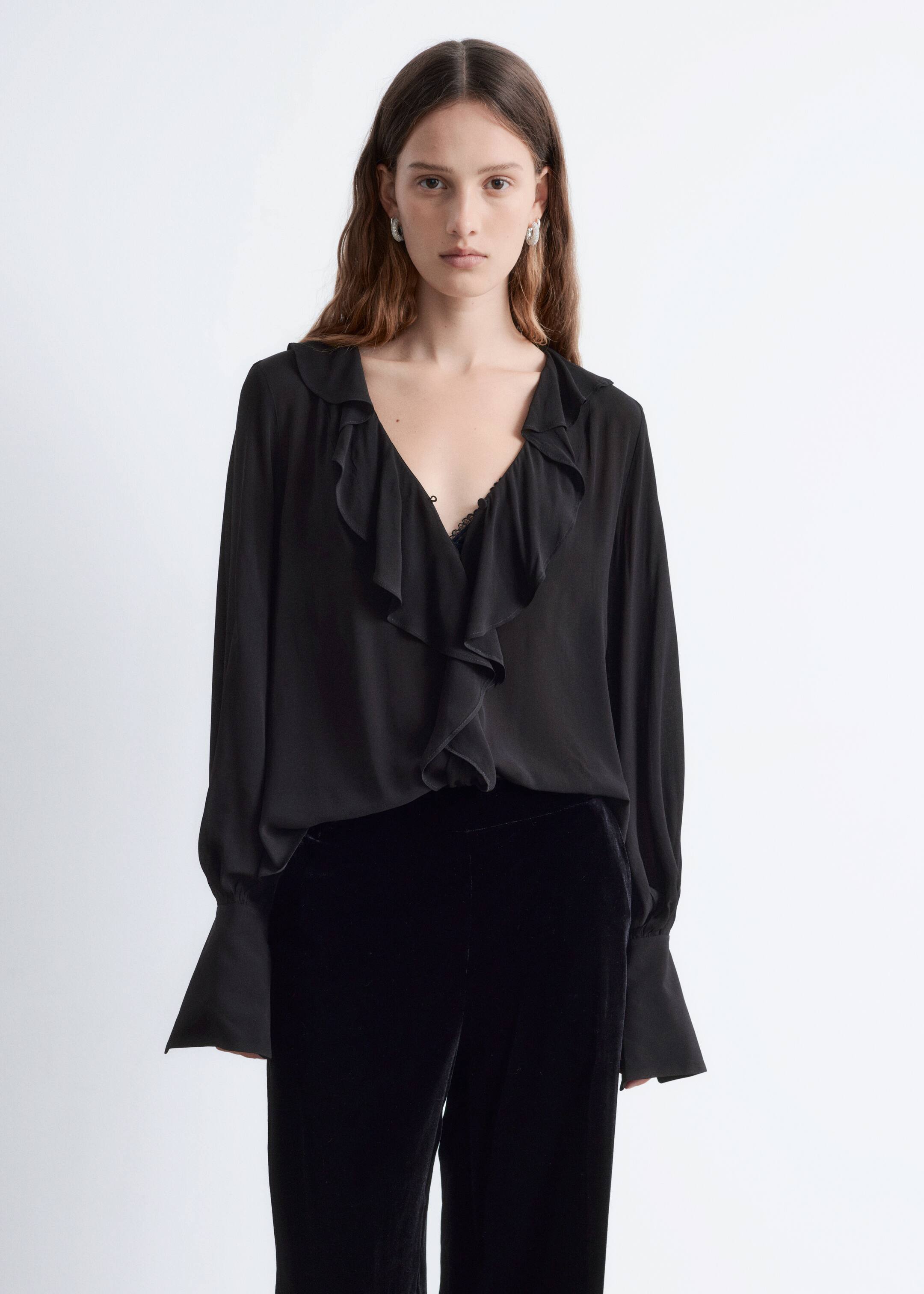 Grösseres Bild ansehen: Bluse mit Rüschen und V-Ausschnitt - Schwarz - DAMEN | H&M CH 1