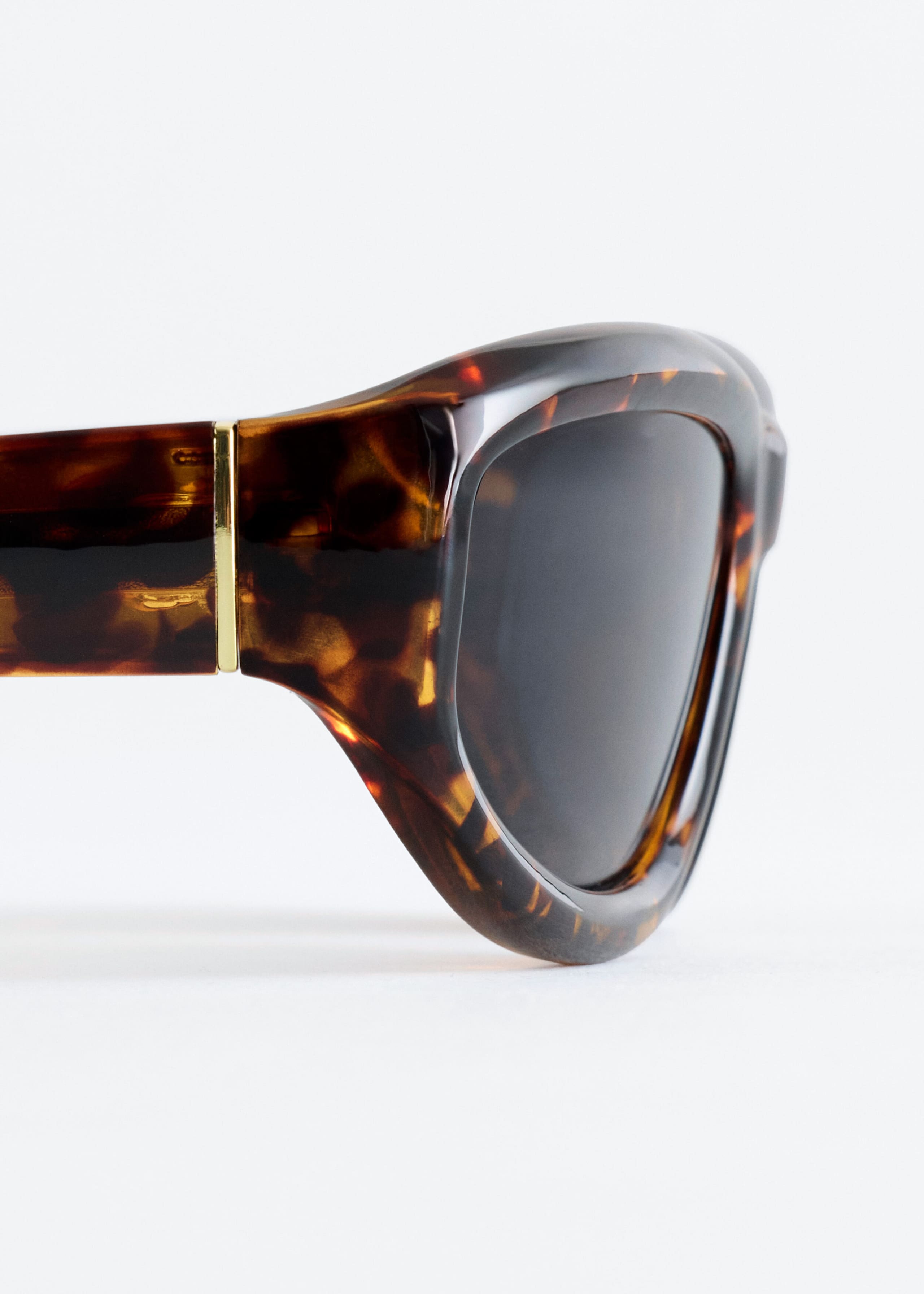 Oval Sunglasses - {{variantName}} - Descriptive Detail