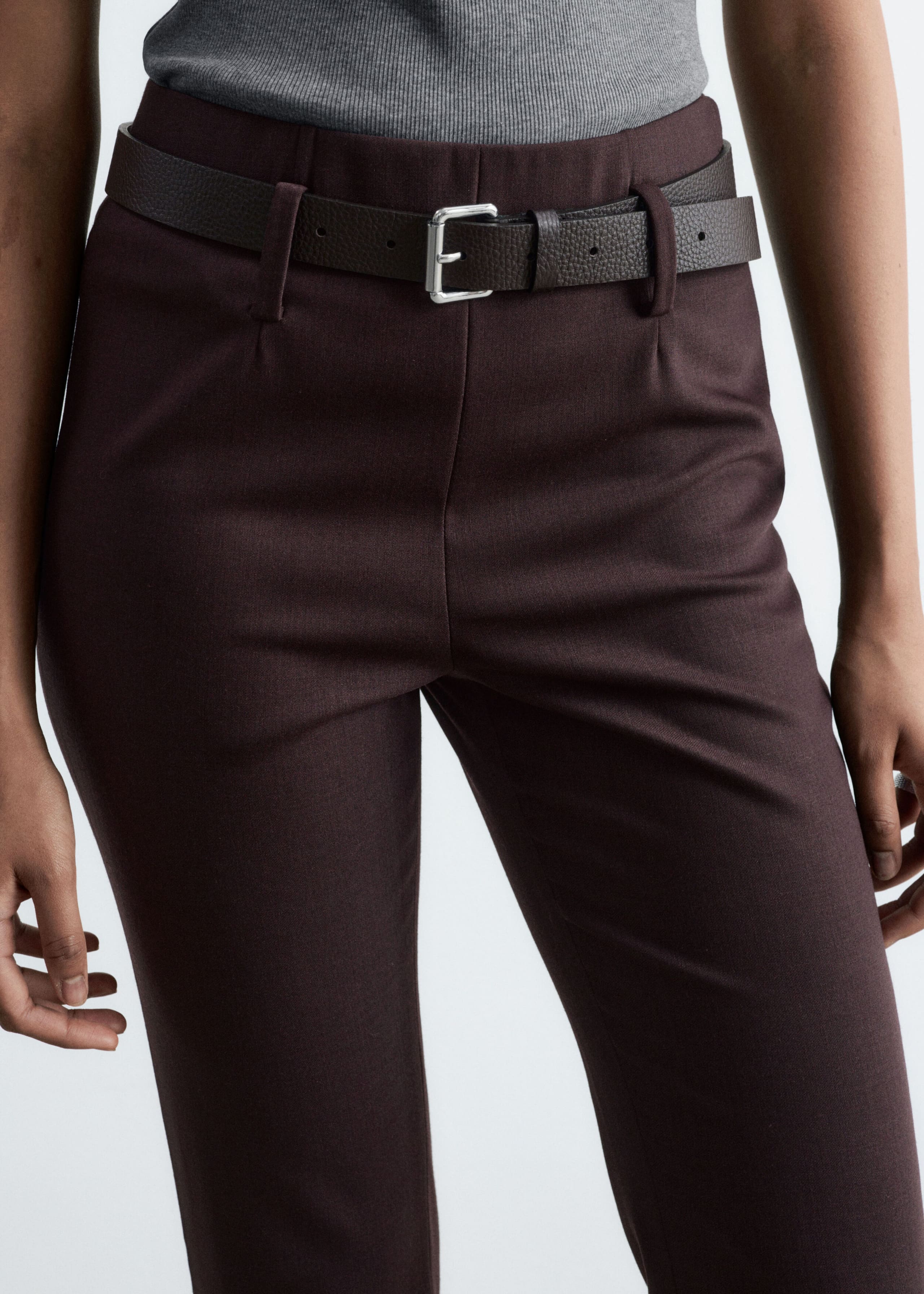 Schmal geschnittene Hose - Dunkelbraun - Lookbook
