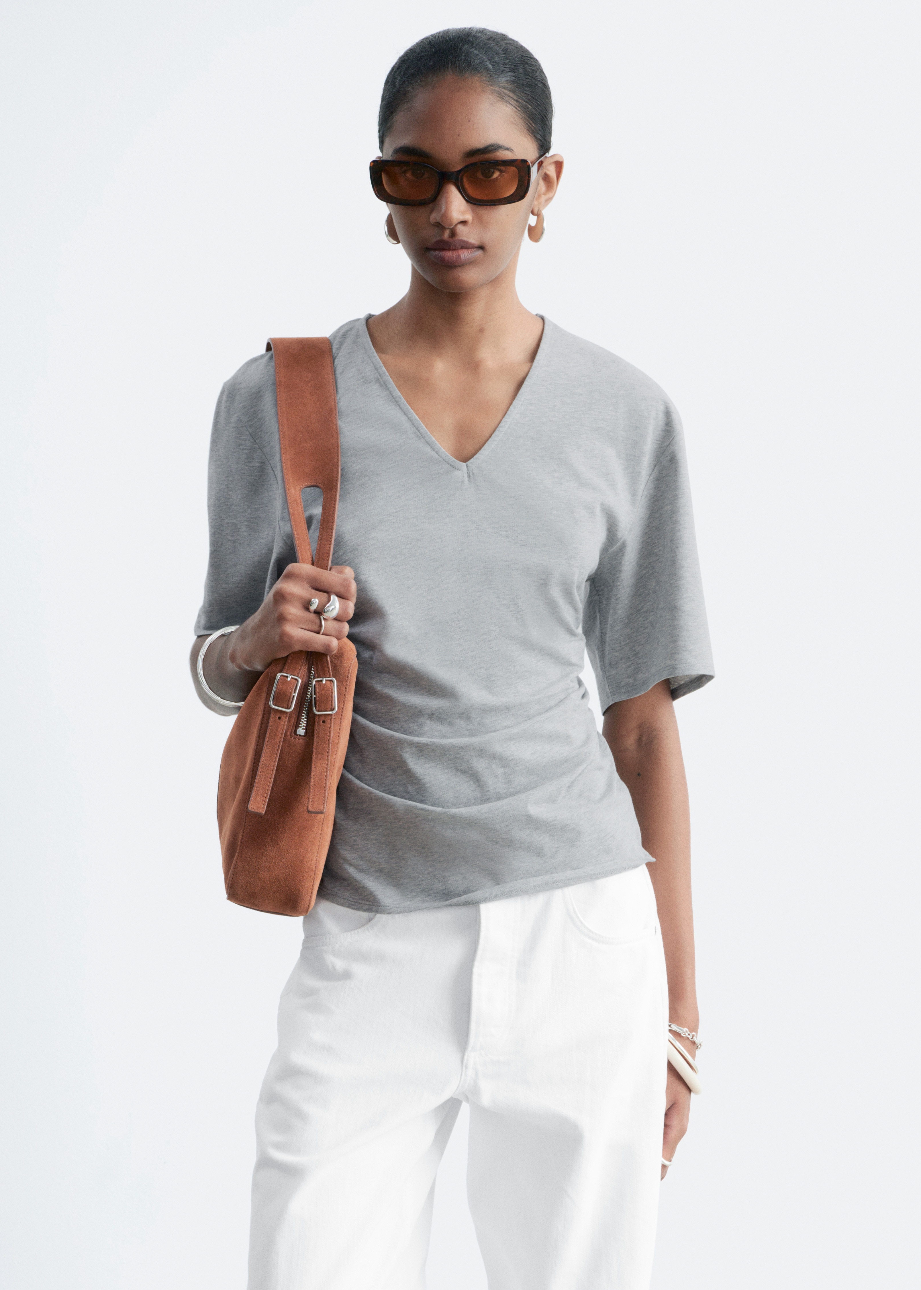 Camiseta fruncida de cuello en pico