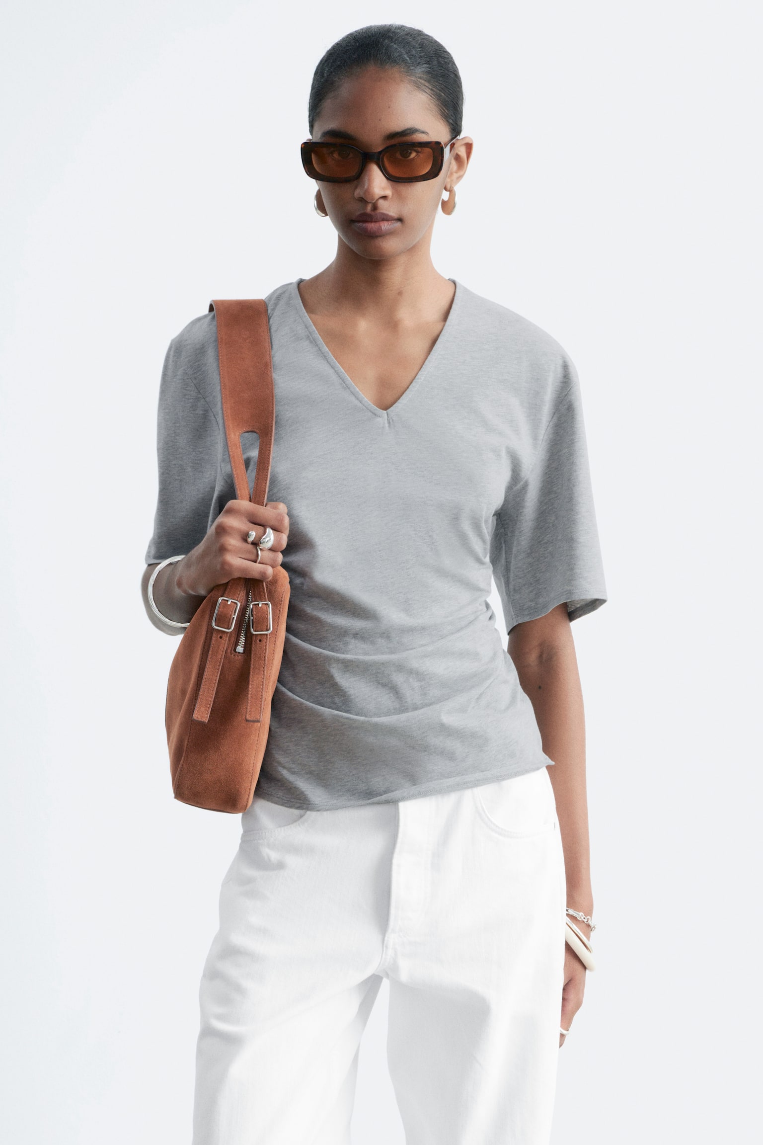 Marszczony T-shirt z dekoltem w szpic - 1